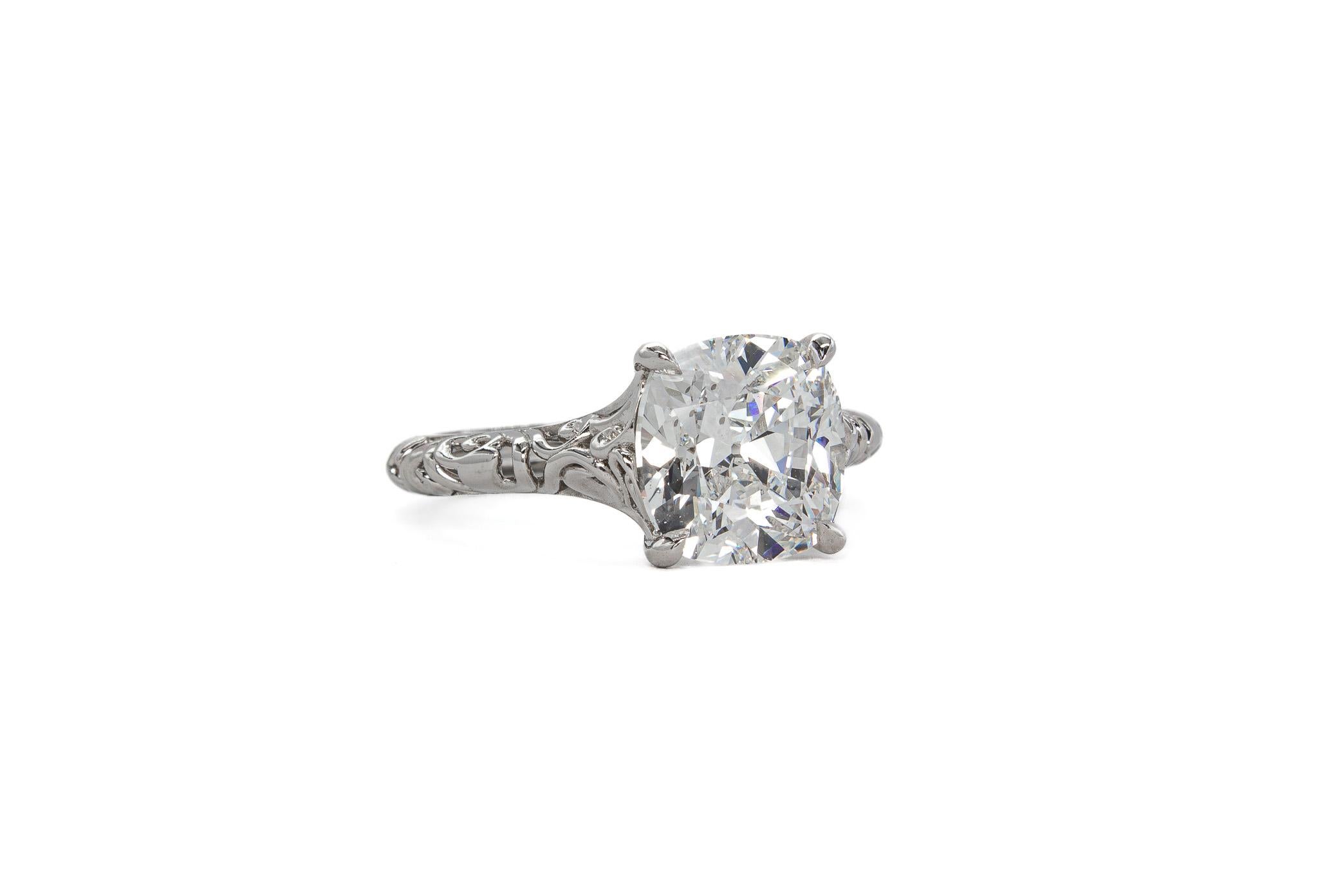 Este Anillo Solitario de Filigrana de Platino combina la elegancia atemporal con una artesanía intrincada. En su centro descansa un diamante brillante de mina antigua de 3,01 quilates, de color H y claridad SI1, certificado por el GIA. El contorno