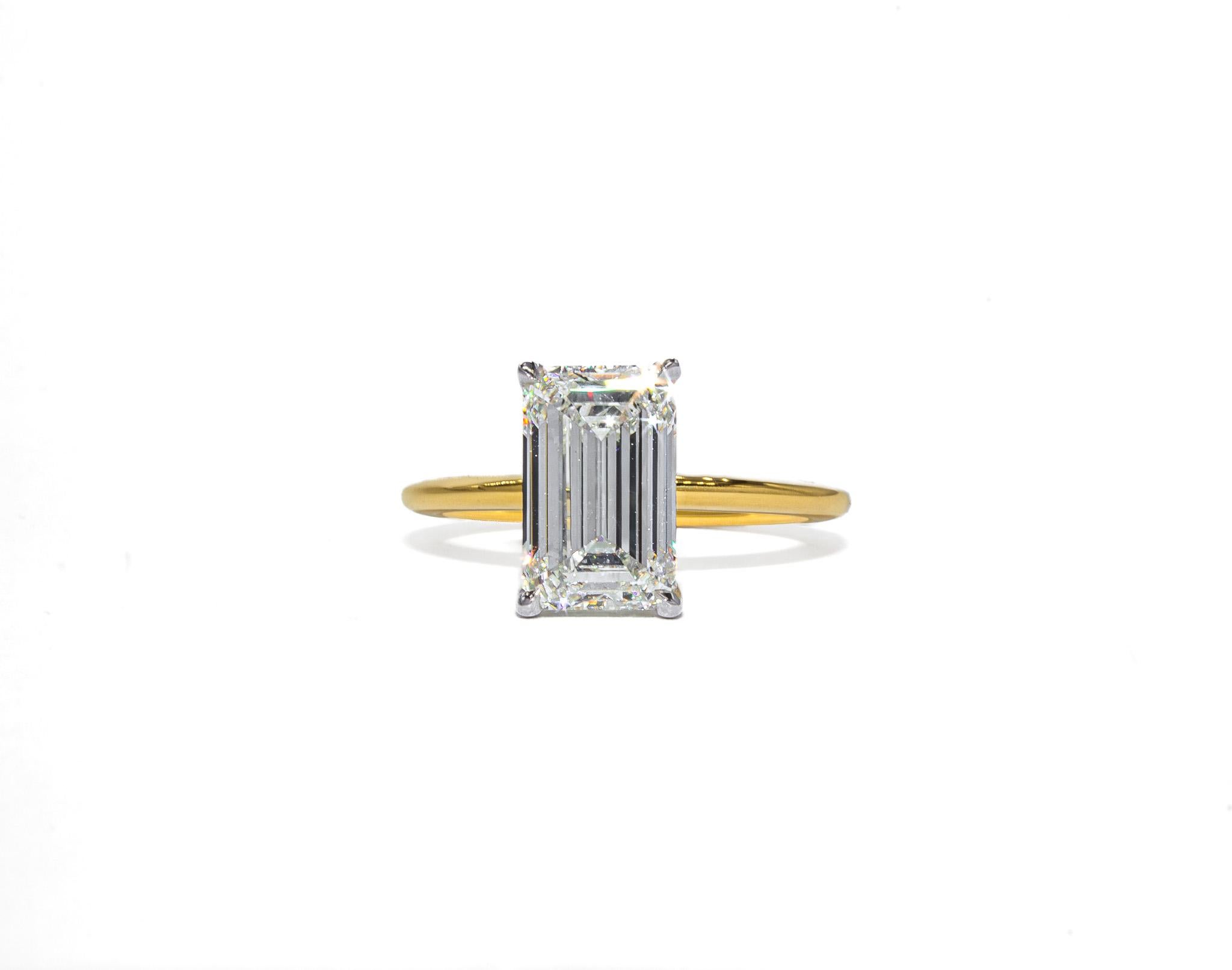Dieser elegante zweifarbige Solitärring präsentiert einen bemerkenswerten 3,02 Karat schweren Diamanten im Smaragdschliff mit der Farbe J und der Reinheit VS2, der vom GIA zertifiziert wurde. Die sauberen Stufenfacetten des Smaragdschliffs betonen