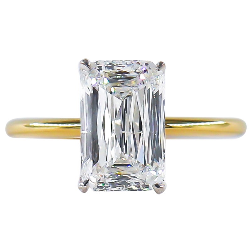 Diese unglaubliche Neuanschaffung im Tresor von J. Birnbach besteht aus einem zertifizierten 3,03-Karat-Diamanten im Kreuzschliff mit der Farbe G und der Reinheit SI2, wie im GIA-Gutachten Nr. 2347537780 beschrieben. Der Stein ist in einem