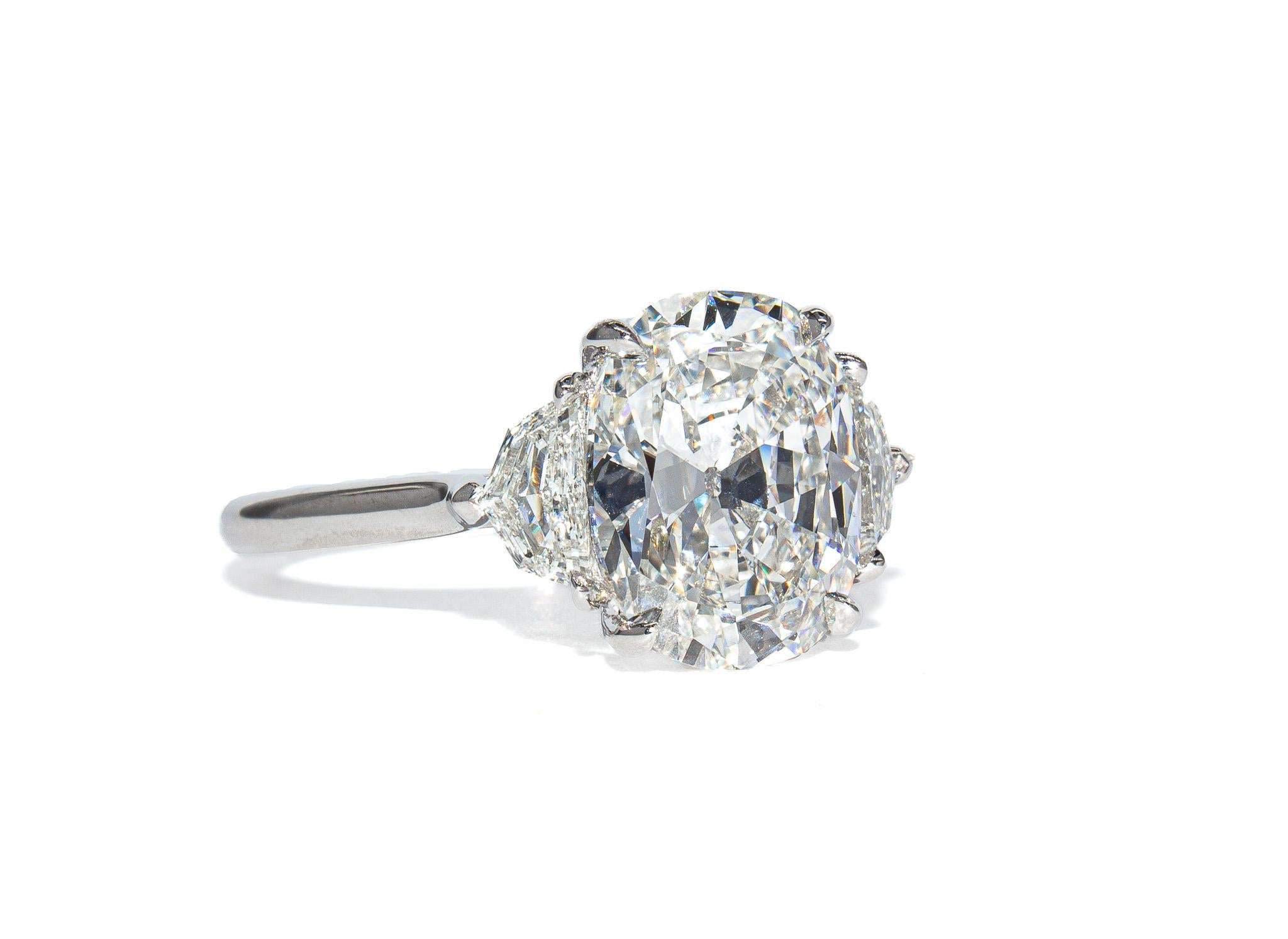 Contemporaneo J. GIA Birnbach 3,10 Carati Anello antico allungato con diamante taglio cuscino a 3 pietre in vendita