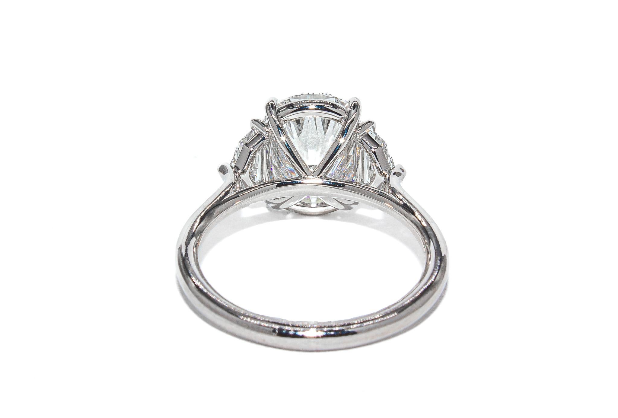 Taglio cuscino J. GIA Birnbach 3,10 Carati Anello antico allungato con diamante taglio cuscino a 3 pietre in vendita