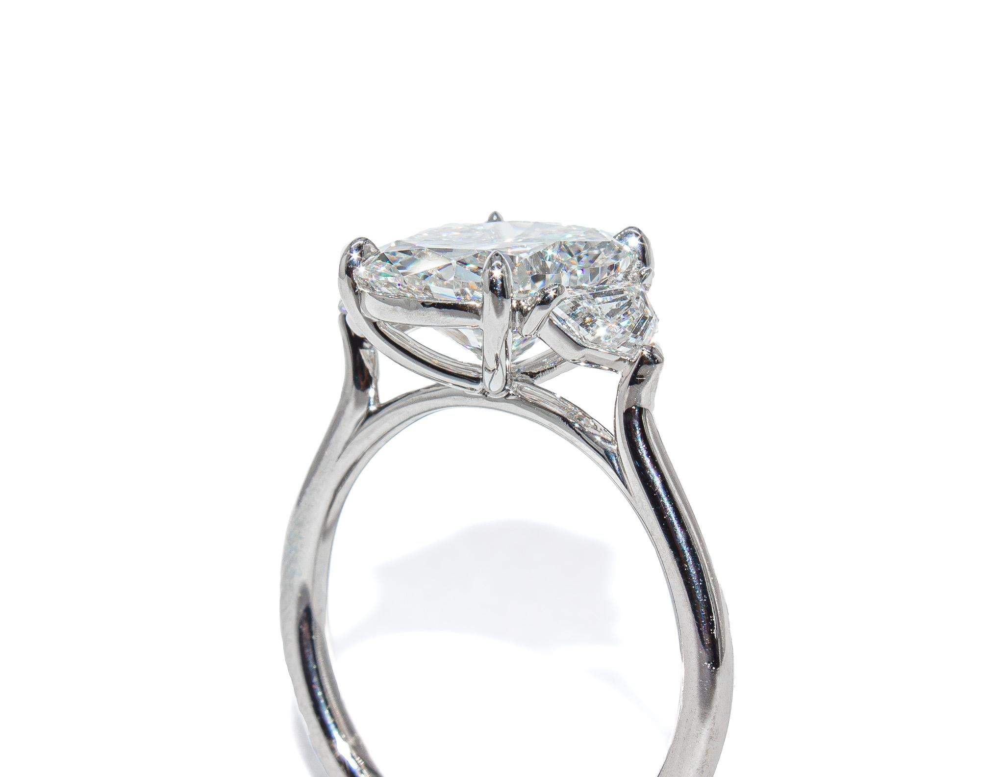 J. GIA Birnbach 3,10 Carati Anello antico allungato con diamante taglio cuscino a 3 pietre In condizioni Nuovo in vendita a New York, NY