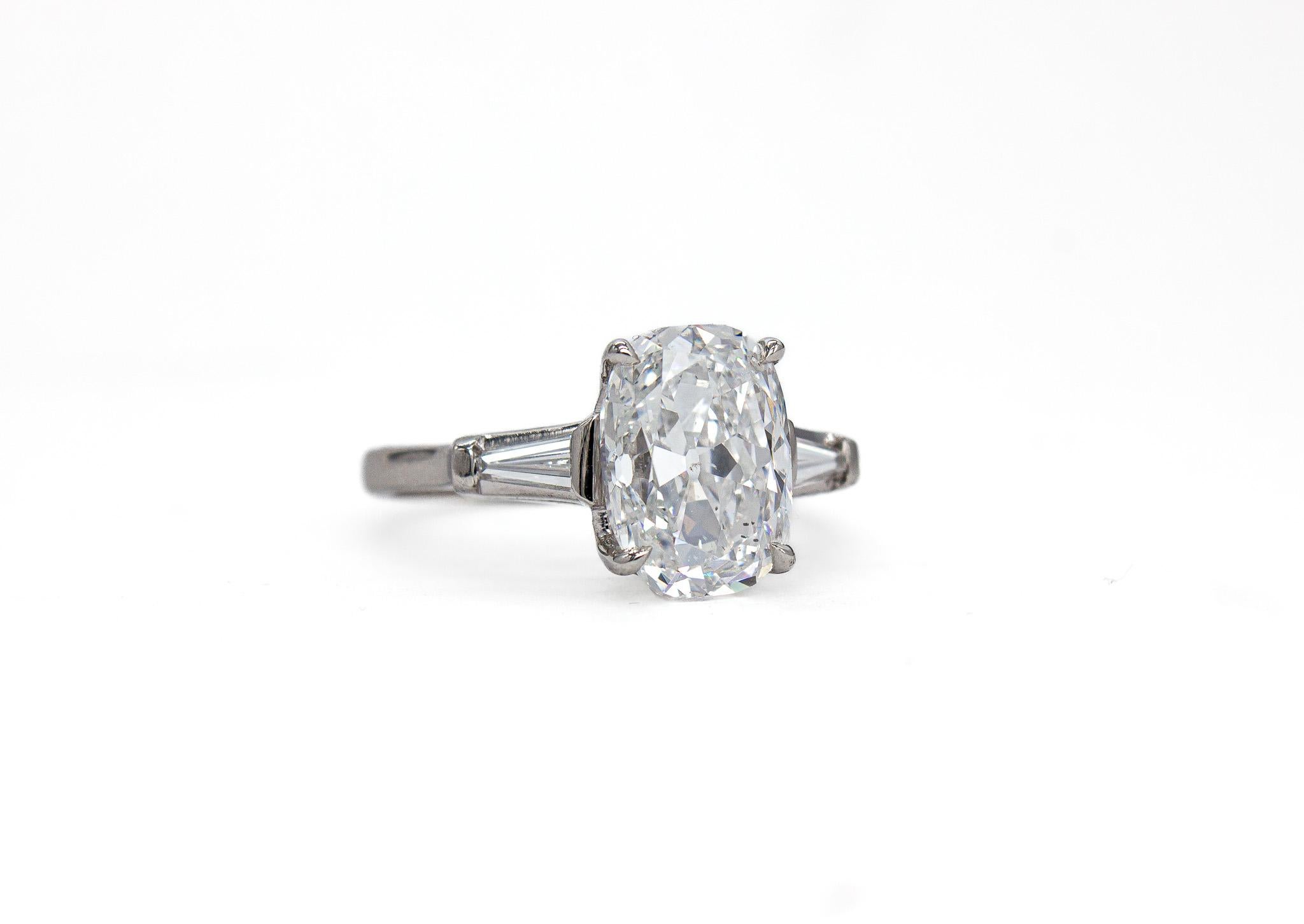 J. Birnbach GIA Certified 3.10 Carat E I1 Cushion Cut Diamond Three Stone Ring (Zeitgenössisch) im Angebot