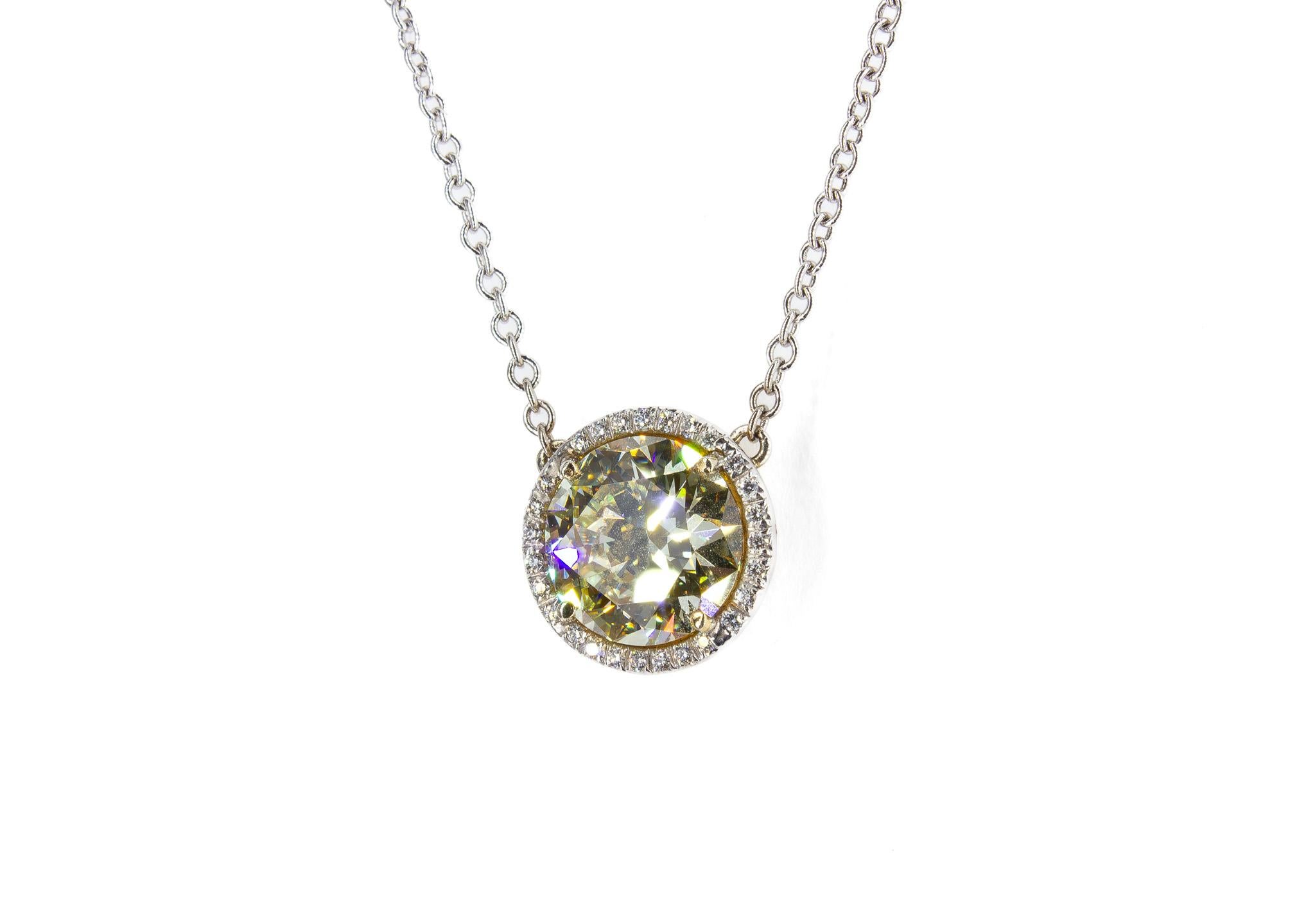 Illuminate your style with this stunning 18K two-tone pendant necklace. At its heart lies a magnificent 3.20 carat round brilliant fancy light yellow diamond, certified by IGI with exceptional VS1 clarity, radiating vibrant brilliance and charm.

A
