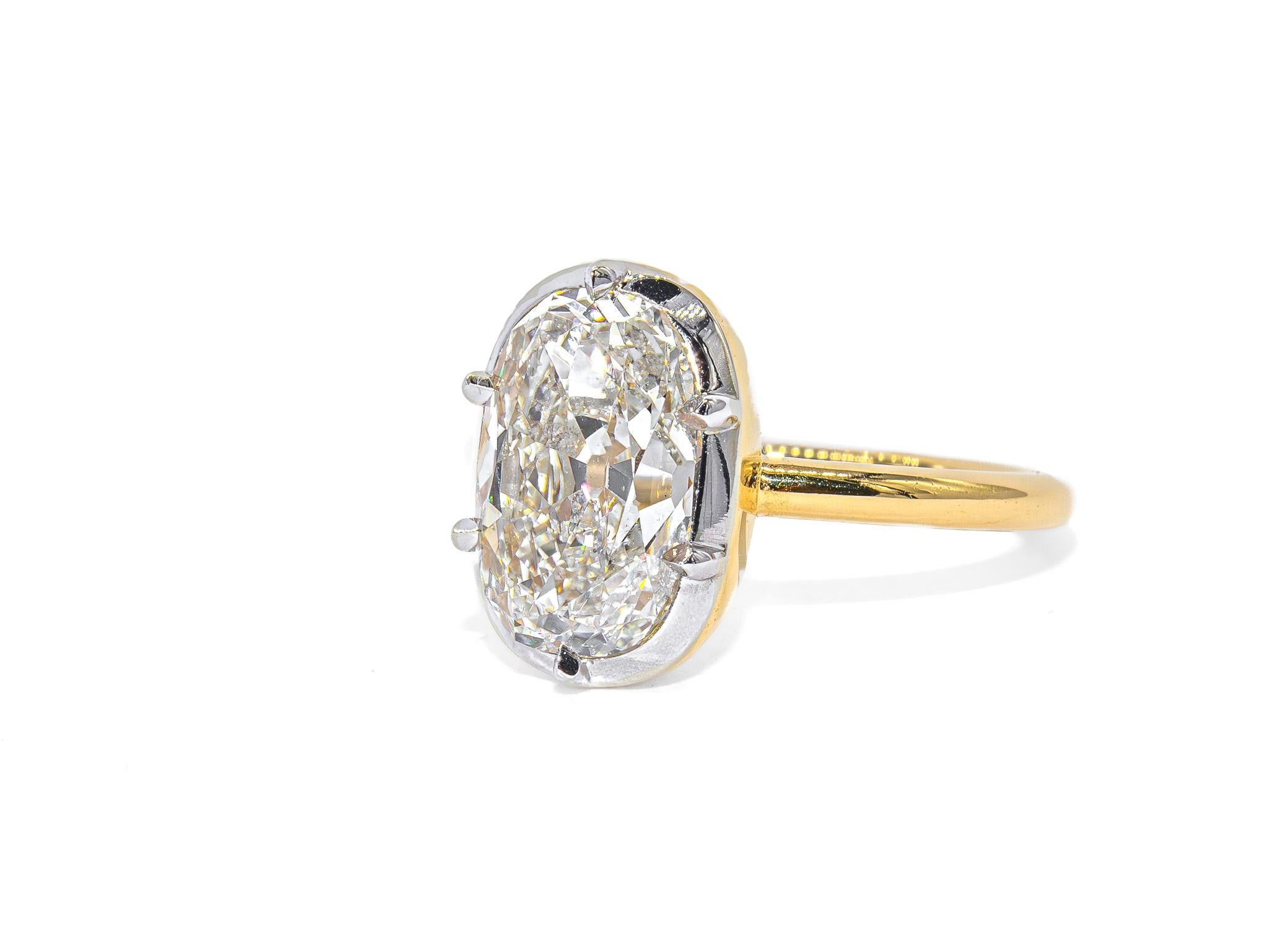 Este exquisito anillo solitario J. Birnbach de platino y oro amarillo de 18 quilates exhibe un magnífico diamante talla mina vieja de 3,63 quilates, certificado por el GIA con color I y claridad SI2. La talla del diamante central, de inspiración