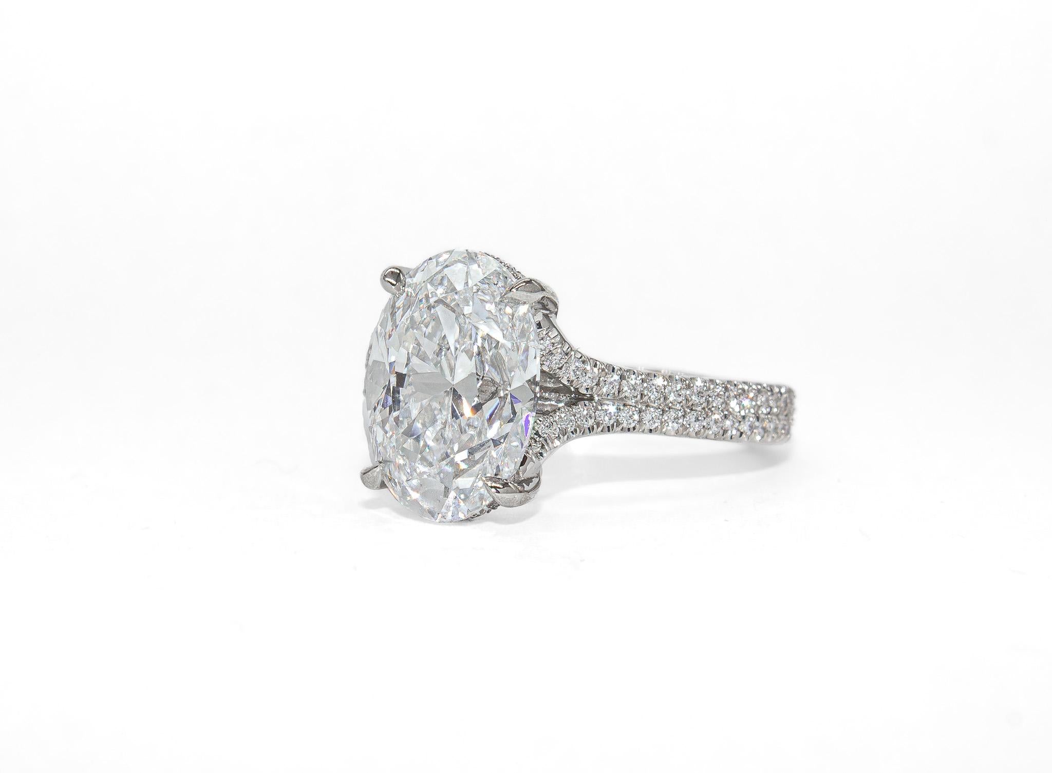 Cette bague glamour en platine de J. Birnbach met en valeur un époustouflant diamant ovale brillant de 3,81 carats, certifié par le GIA de couleur D et de pureté SI1. La couleur exceptionnelle du diamant central - le grade le plus élevé sur