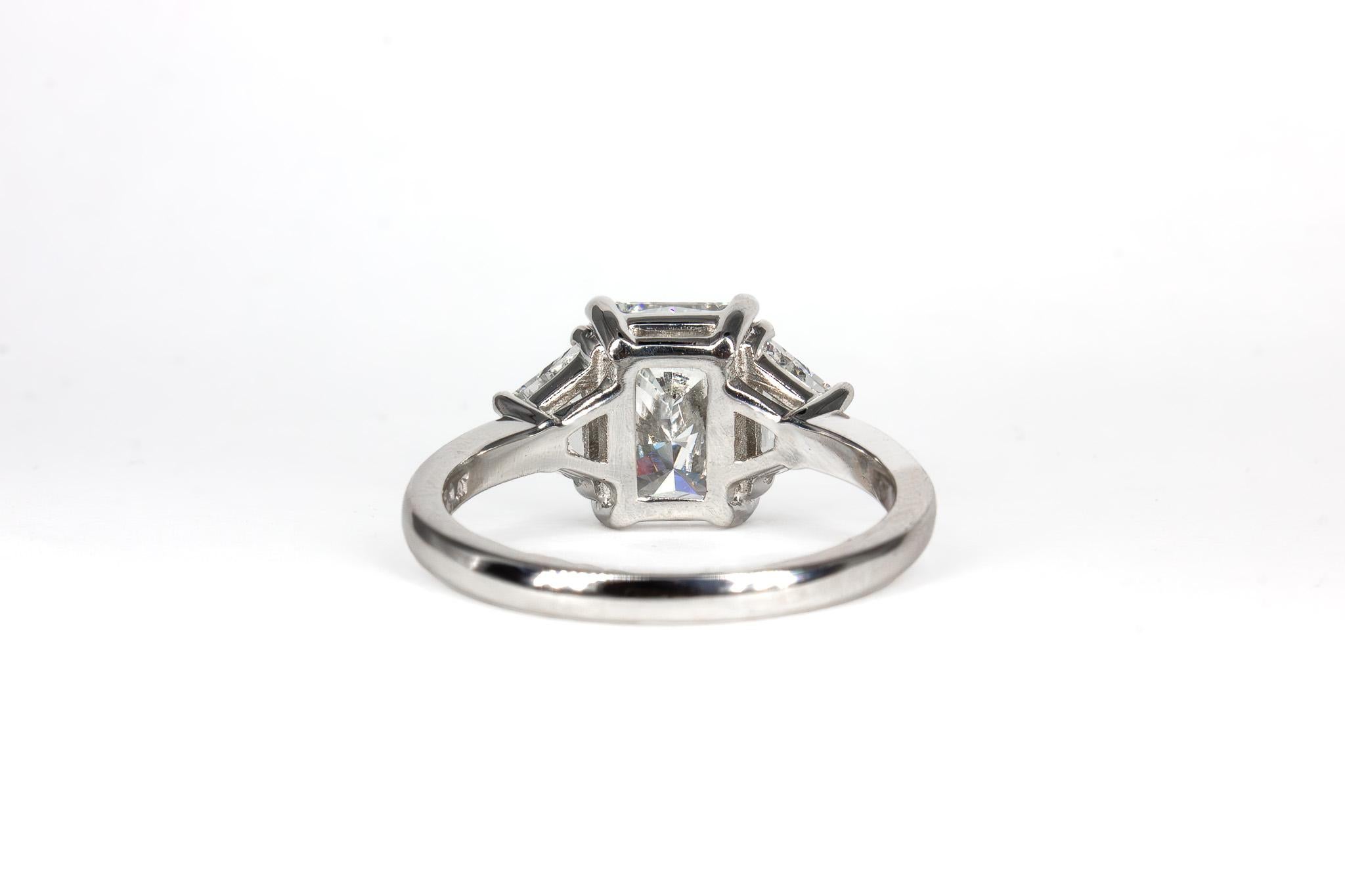 Contemporain J. Birnbach, bague solitaire en diamant taille radiant de 2,30 carats certifié GIA F VVS2 en vente