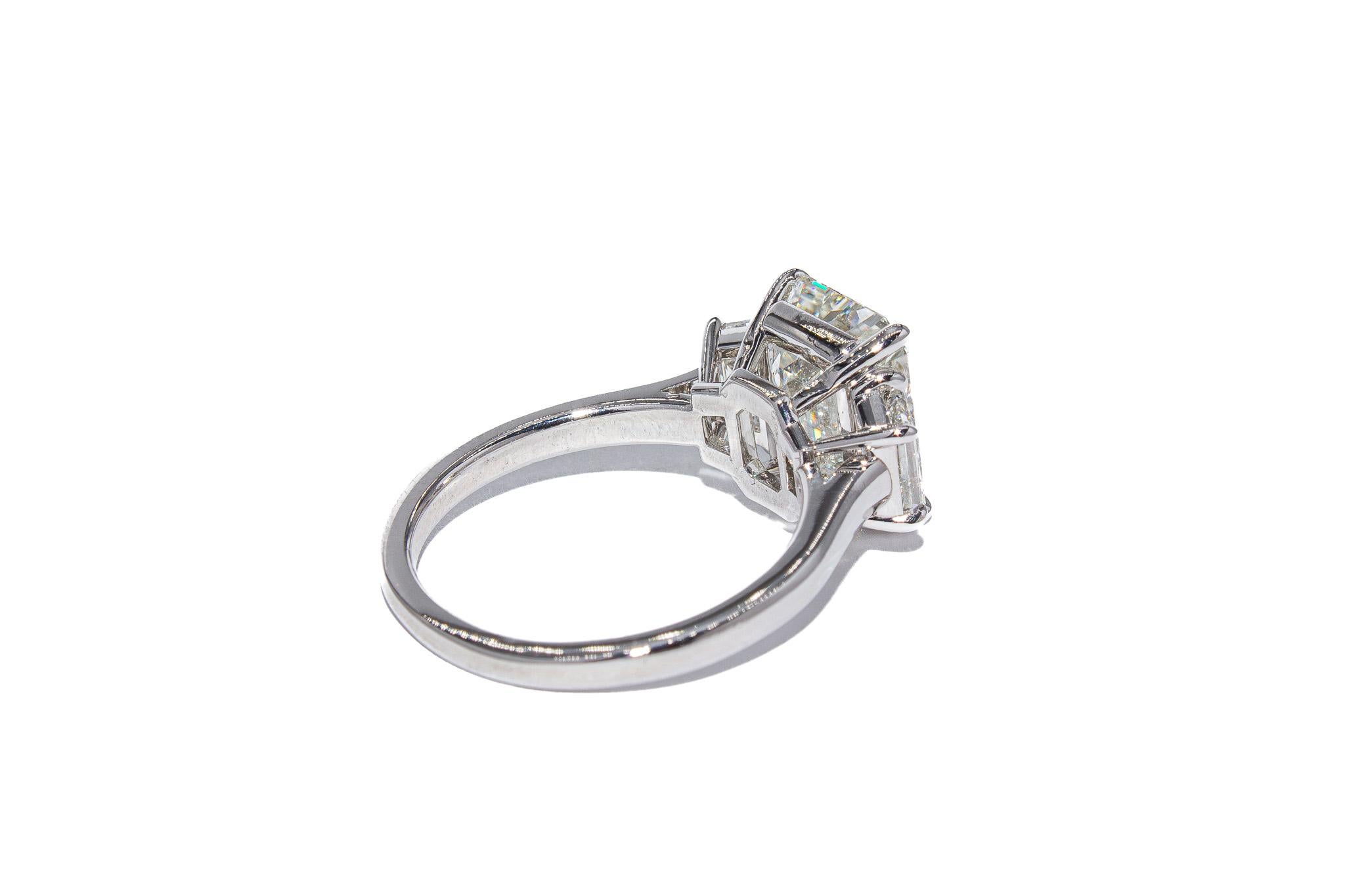Contemporain J. J. Birnbach Bague à trois pierres certifiée GIA 4,01 carats J VS2 diamant taille émeraude en vente