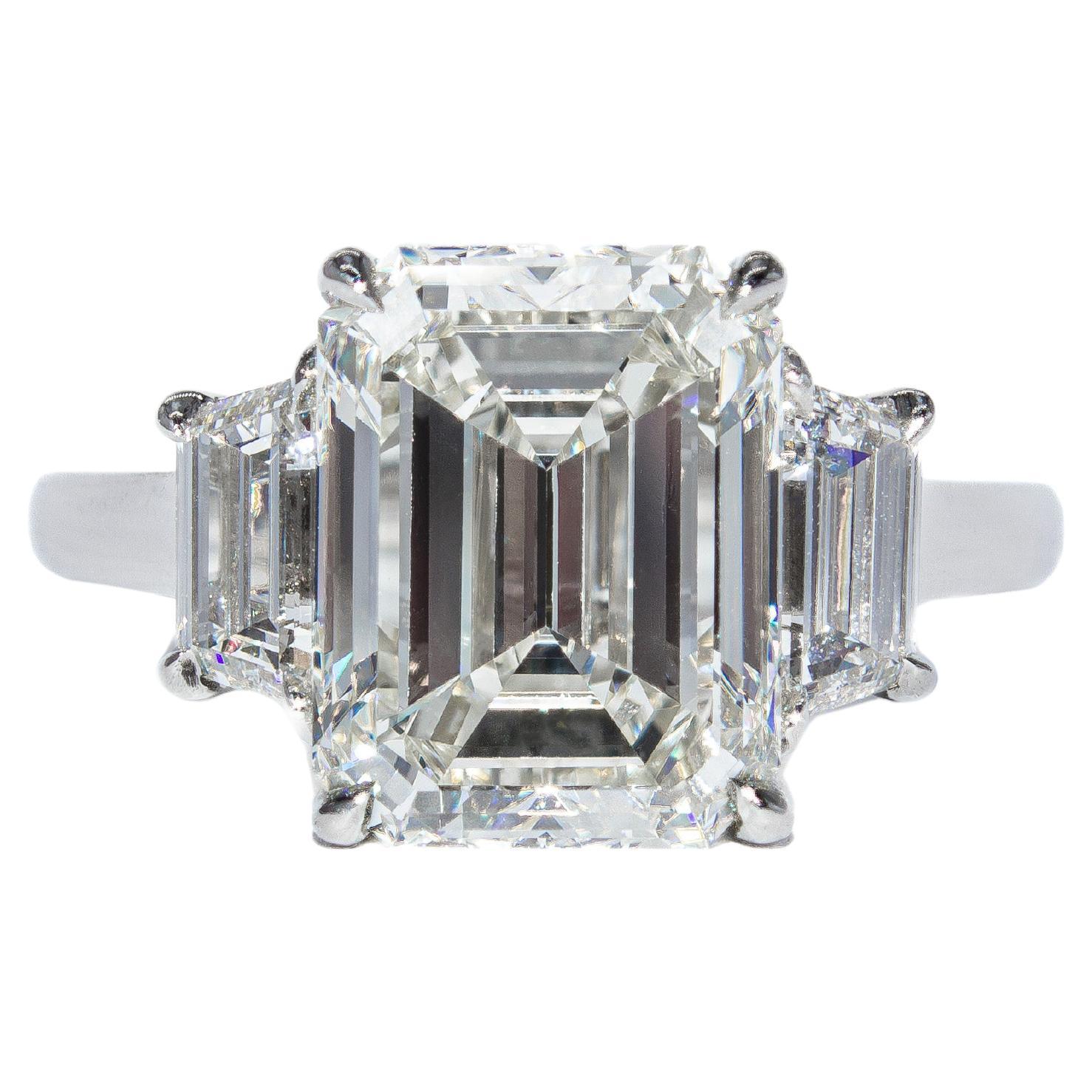 J. J. Birnbach Bague à trois pierres certifiée GIA 4,01 carats J VS2 diamant taille émeraude en vente