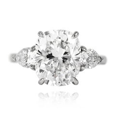J. Birnbach GIA zertifizierter 4,37 Karat E VS1 Diamantring mit drei Steinen im Kissenschliff