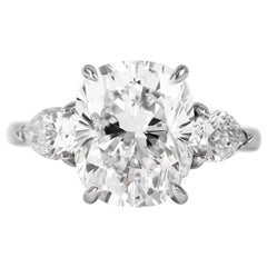 Bague à trois pierres en diamant taille coussin de 4,37 carats certifiée par le GIA, E VS1, de J. Birnbach