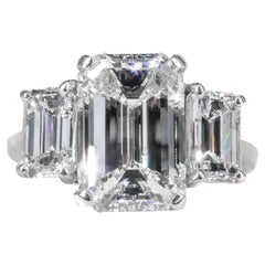 J. Birnbach GIA zertifizierter 4,53 Karat Smaragdschliff K VS2 Diamantring mit drei Steinen im Smaragdschliff