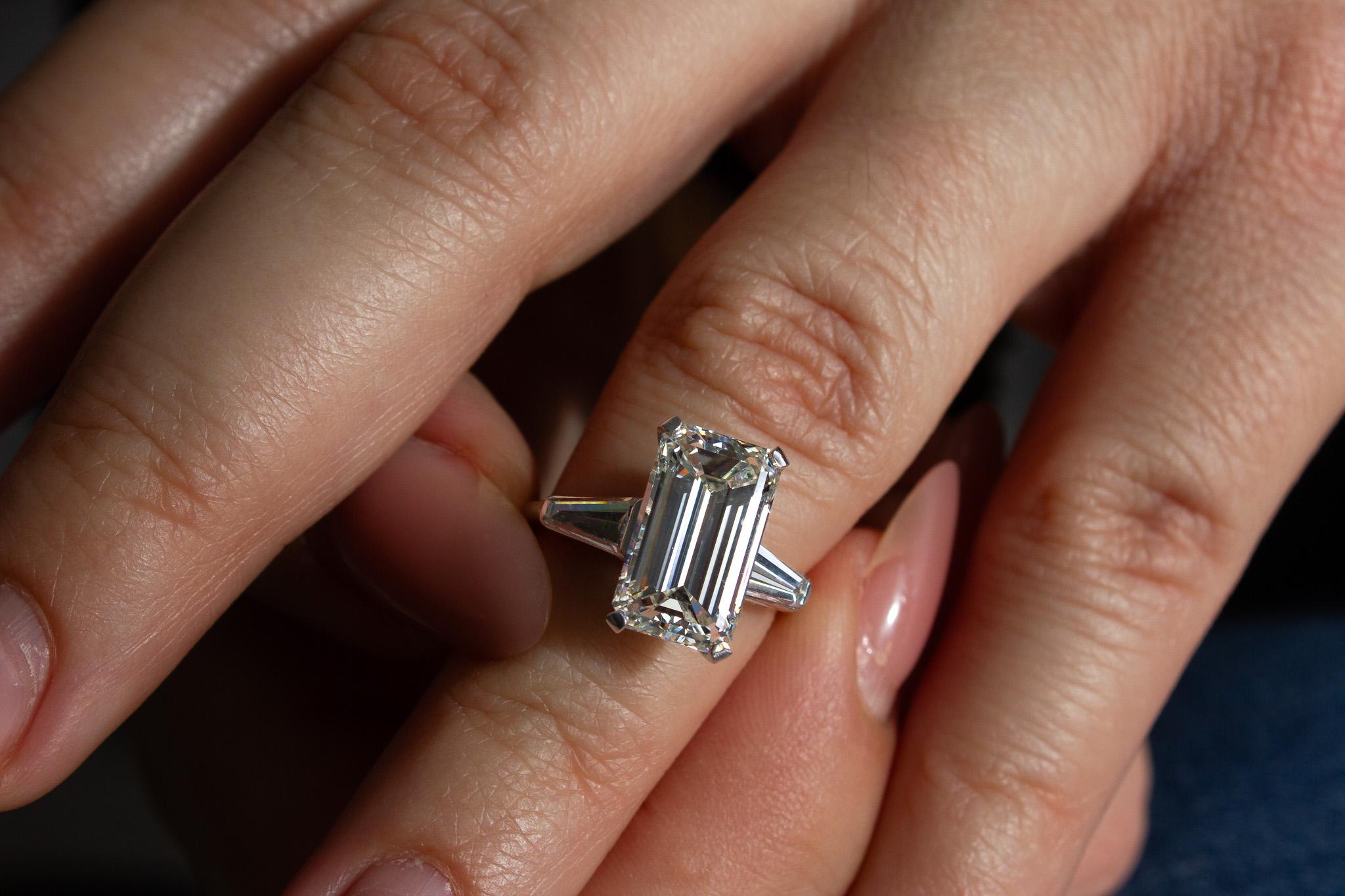 Contemporain J. Birnbach, bague à trois pierres avec diamants taille émeraude de 4,80 carats certifié GIA J VS2 en vente
