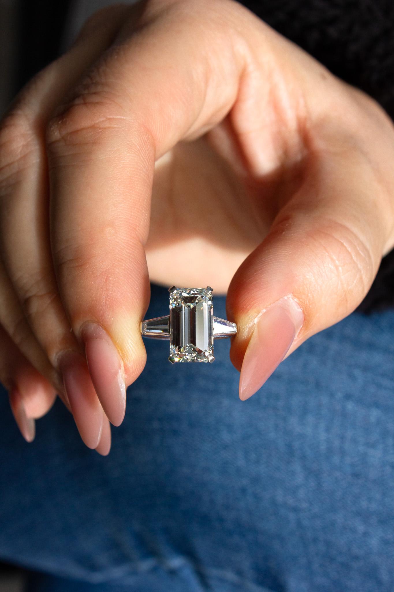 Taille émeraude J. Birnbach, bague à trois pierres avec diamants taille émeraude de 4,80 carats certifié GIA J VS2 en vente