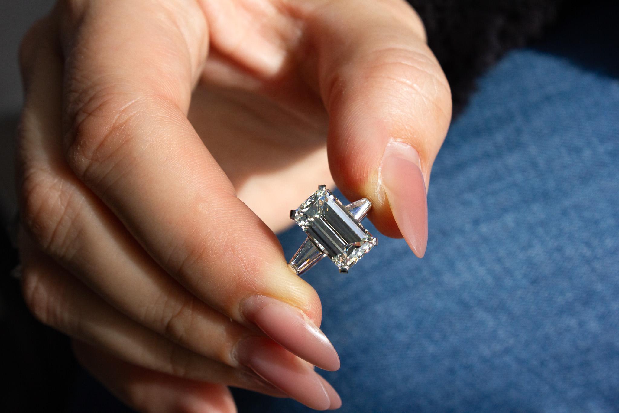 J. Birnbach, bague à trois pierres avec diamants taille émeraude de 4,80 carats certifié GIA J VS2 Neuf - En vente à New York, NY