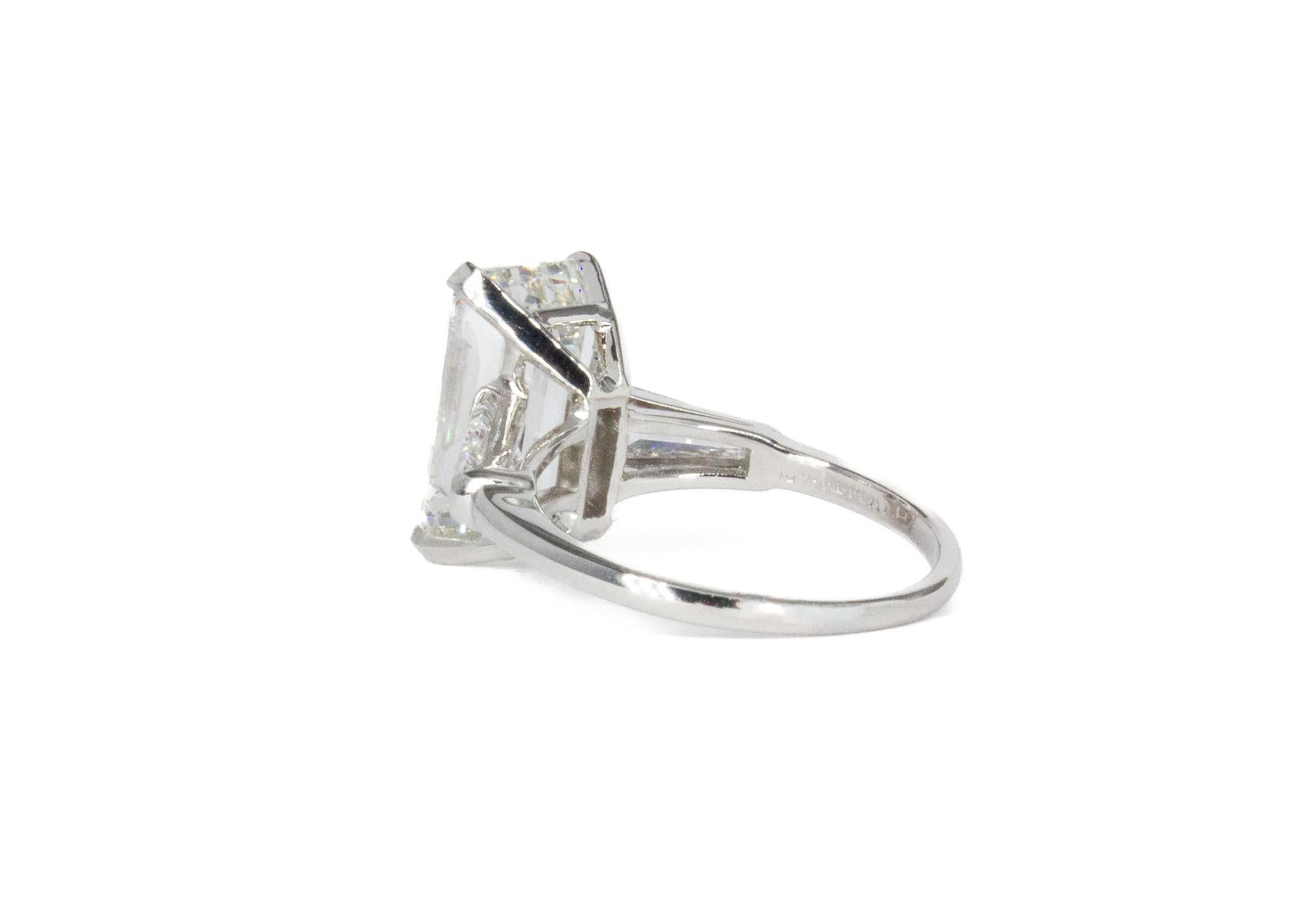 J. Birnbach, bague à trois pierres avec diamants taille émeraude de 4,80 carats certifié GIA J VS2 en vente 1
