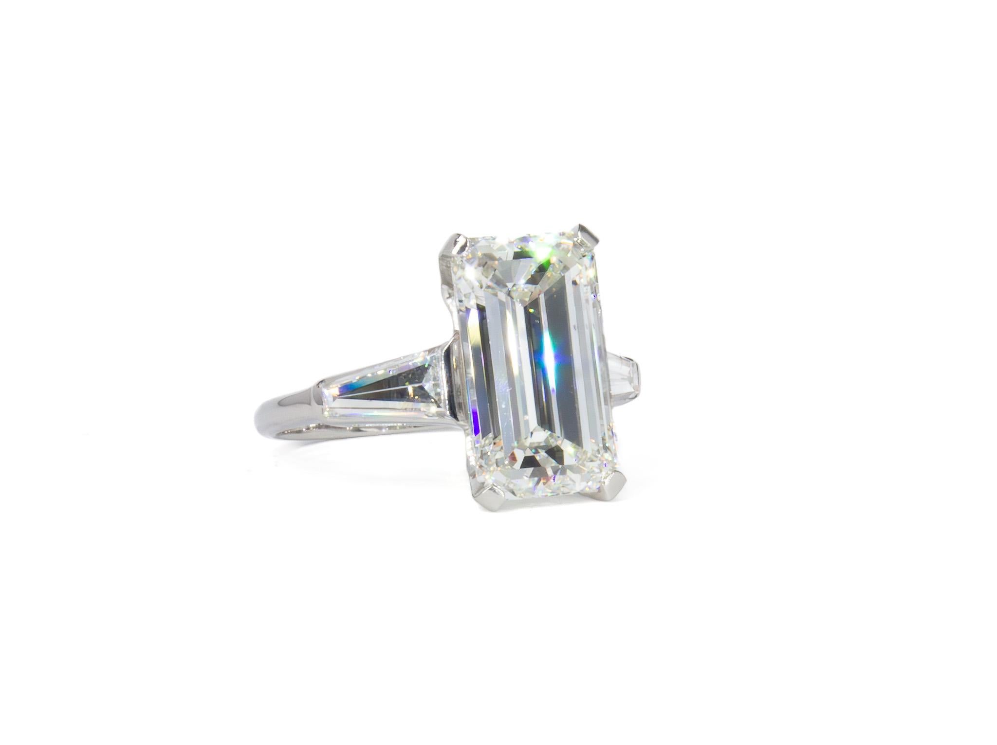 J. Birnbach, bague à trois pierres avec diamants taille émeraude de 4,80 carats certifié GIA J VS2 en vente 2