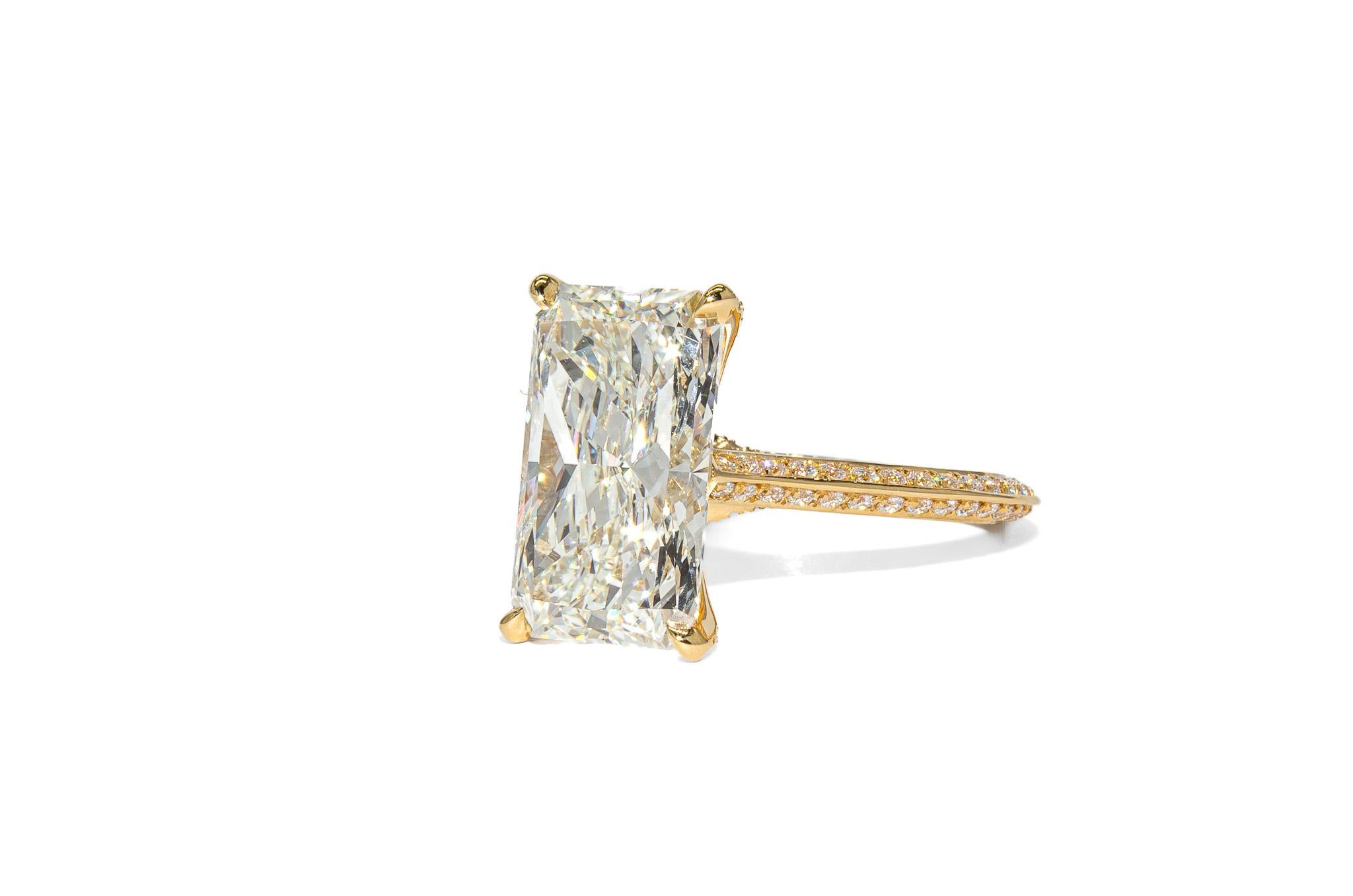 This exquisite J. Birnbach 18K yellow gold pavé ring showcases a striking 5.03 carat radiant-cut diamond, HRD certified with J color and SI2 clarity. The impressive center stone boasts a warm, golden hue with exceptional brilliance, making it a