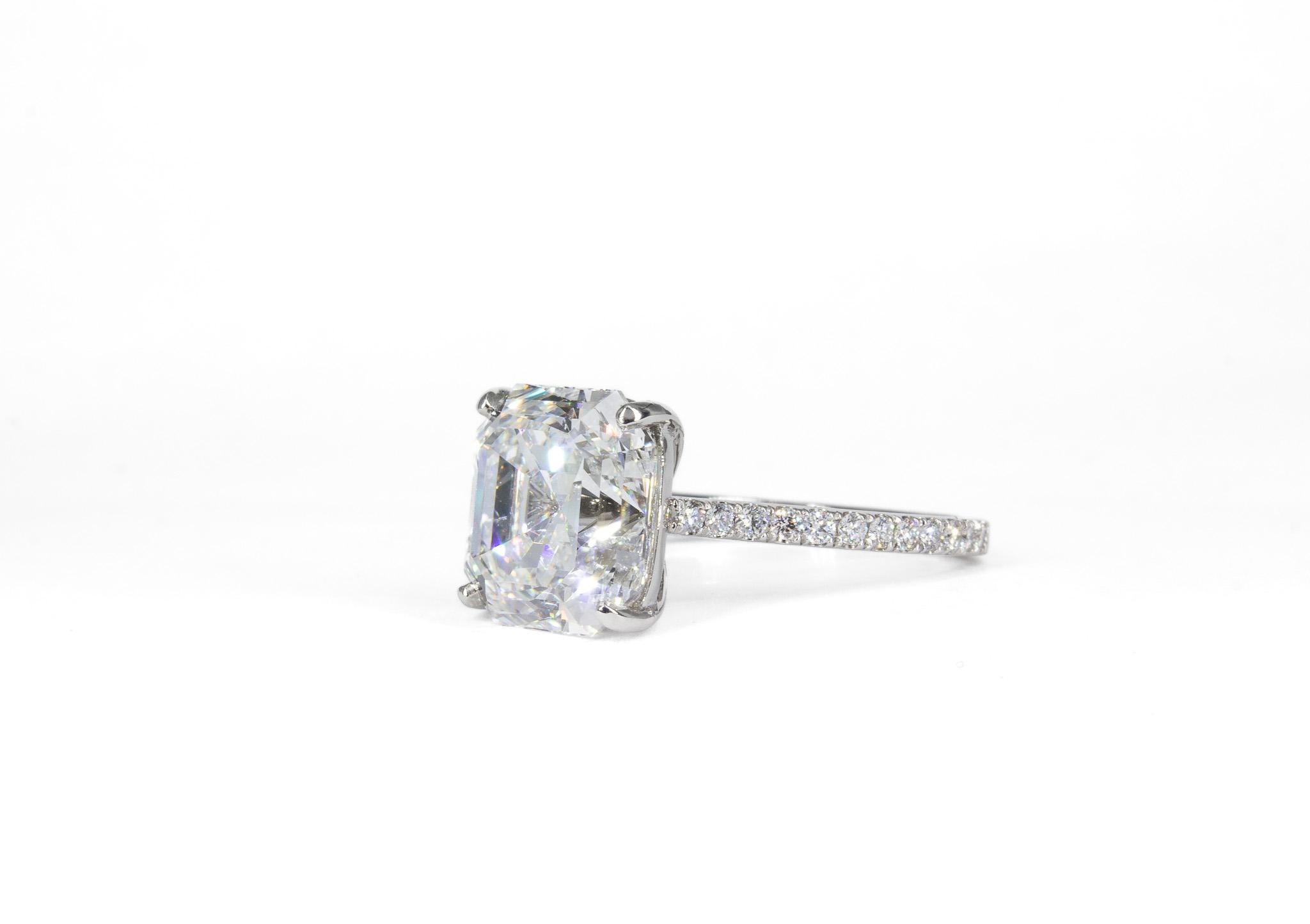 Atrae todas las miradas con este impresionante Anillo de Compromiso con Diamante de Corte Asscher Certificado por el GIA de J. Birnbach, una deslumbrante mezcla de sofisticación y diseño atemporal. La estrella de esta exquisita pieza es un diamante