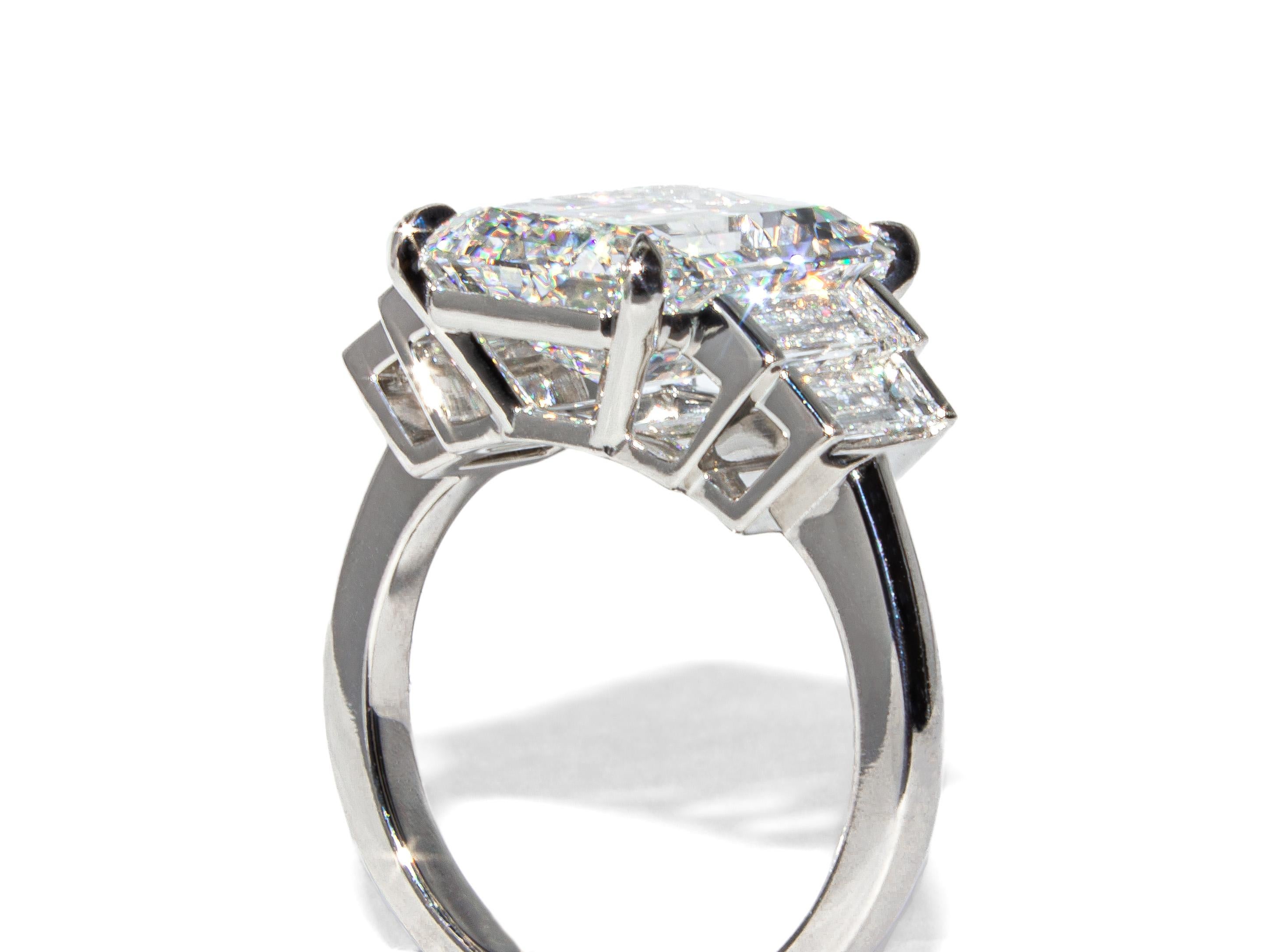 Taille émeraude J. Birnbach GIA Certified 7.03 E VS1 Carat Emerald Cut Diamond Five-Stone Ring en vente