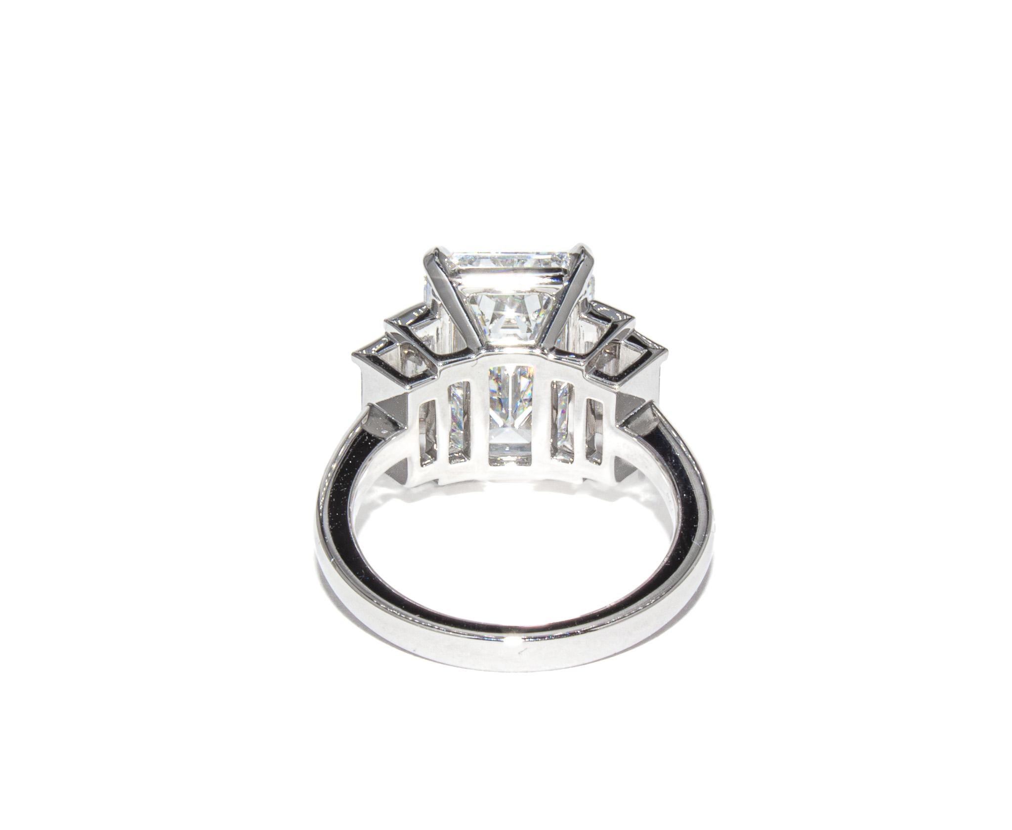 J. Birnbach GIA Certified 7.03 E VS1 Carat Emerald Cut Diamond Five-Stone Ring Neuf - En vente à New York, NY