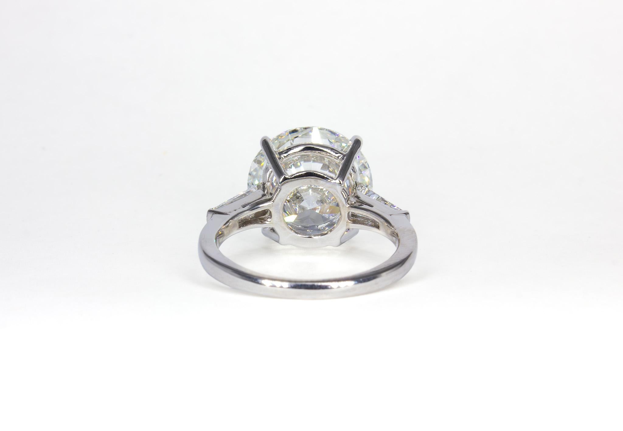 Contemporary J. Birnbach GIA Certified 7.54 Carat Round Brilliant Diamond Three-Stone Ring For Sale