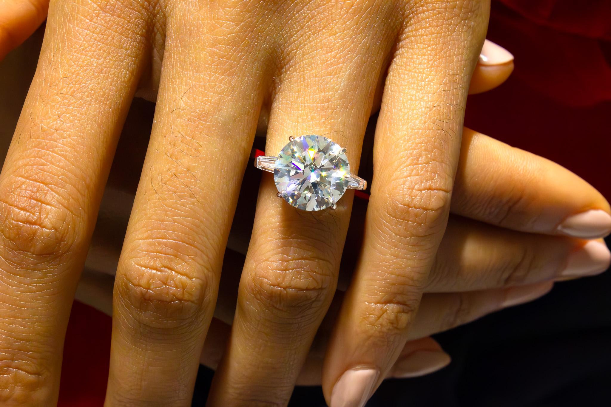 J. Birnbach GIA Certified 7.54 Carat Round Brilliant Diamond Three-Stone Ring In New Condition For Sale In New York, NY