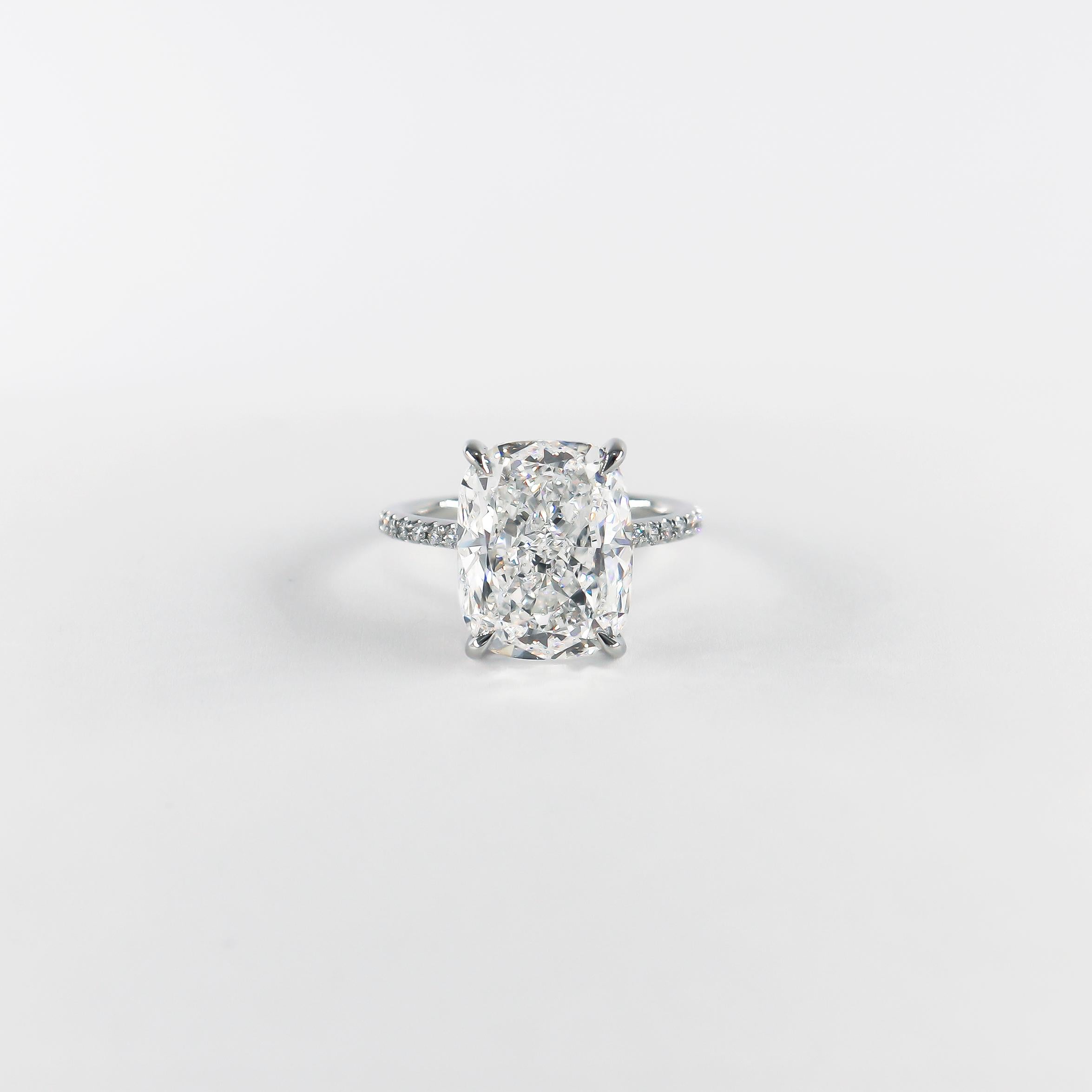 Fraîchement sortie de l'atelier de J. Birnbach, cette bague d'une importance incroyable est sertie d'un diamant coussin de 8,02 carats, certifié par le GIA, de couleur D et de pureté SI1, tel que décrit dans le rapport GIA n° 6217862937. Sertie dans