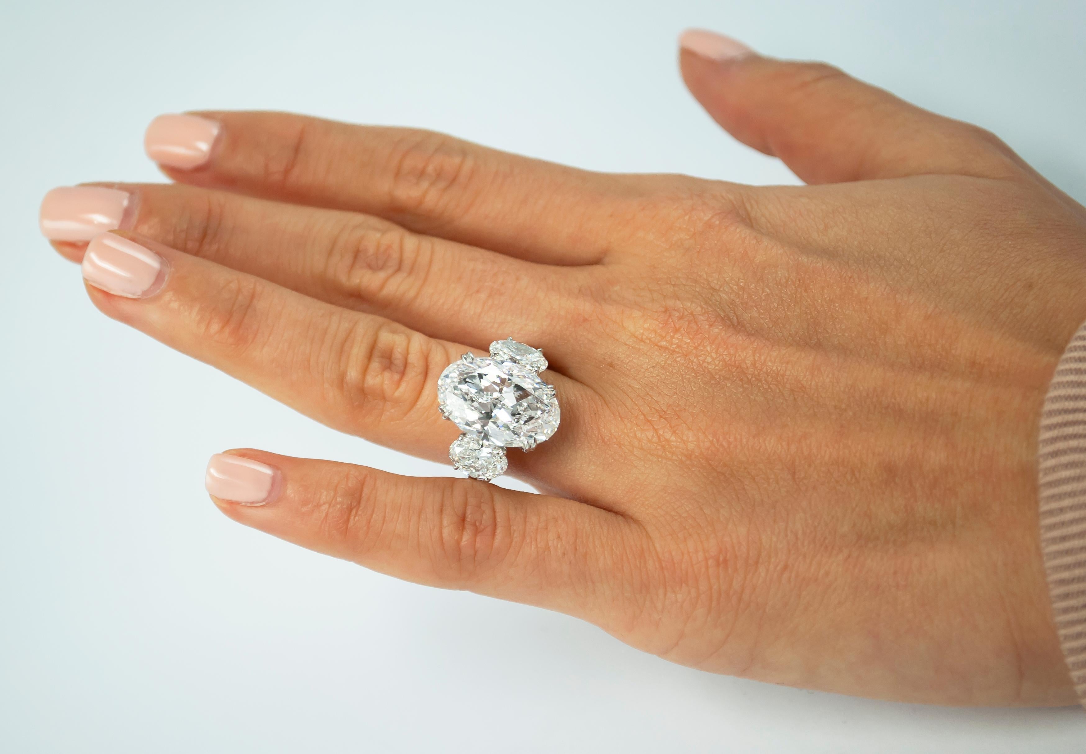 J. Birnbach GIA zertifizierter 8,03 E SI1 Karat ovaler Diamant-Dreistein-Ring im Zustand „Neu“ im Angebot in New York, NY