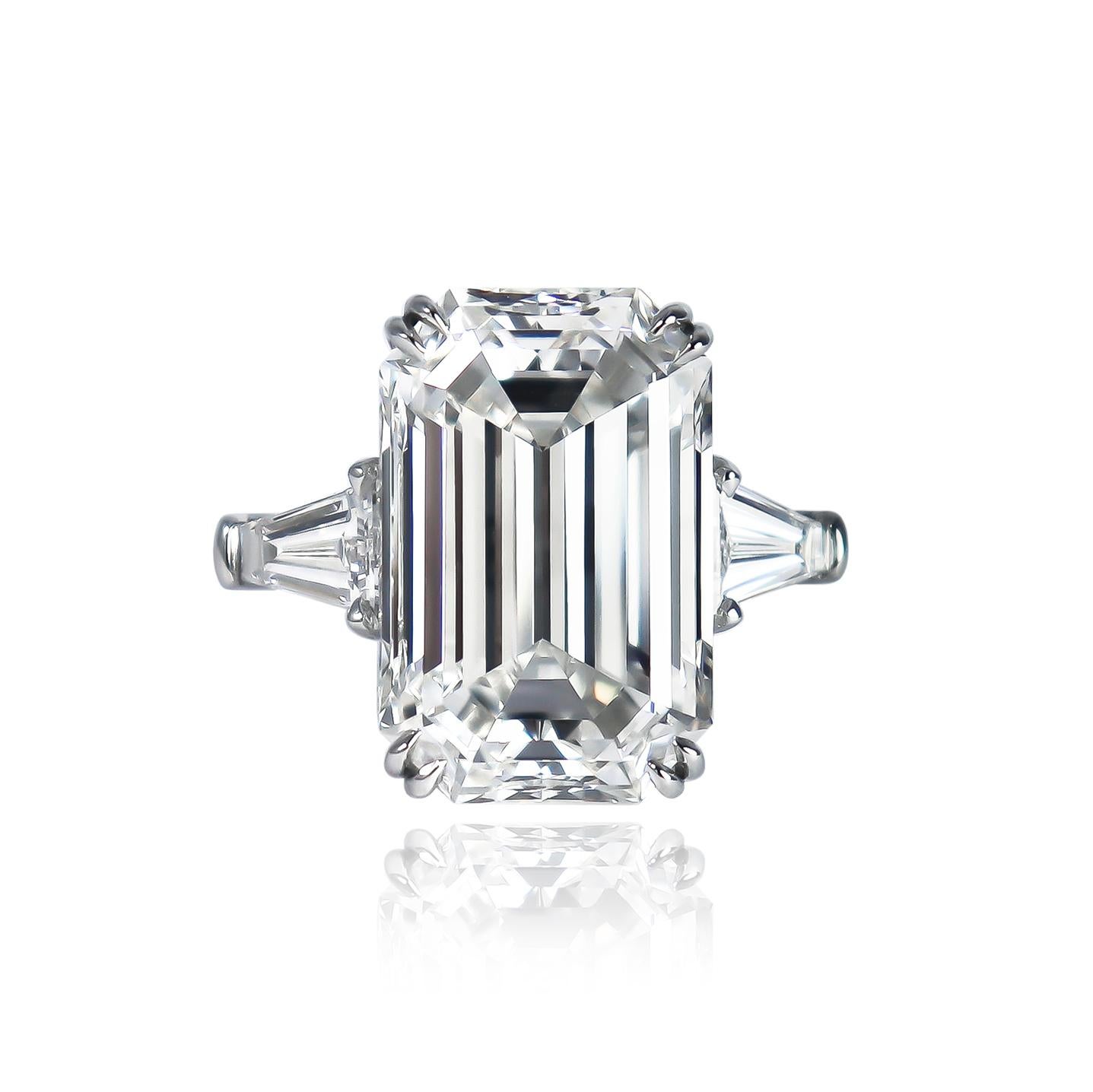 Dieser königliche Ring kommt frisch aus der J. Birnbach Werkstatt! Mit einem GIA-zertifizierten 9,23-Karat-Diamanten im Smaragdschliff mit der Farbe F und der Reinheit VVS1 ist dieser Mittelstein sorgfältig mit einem Paar wunderschön verjüngter