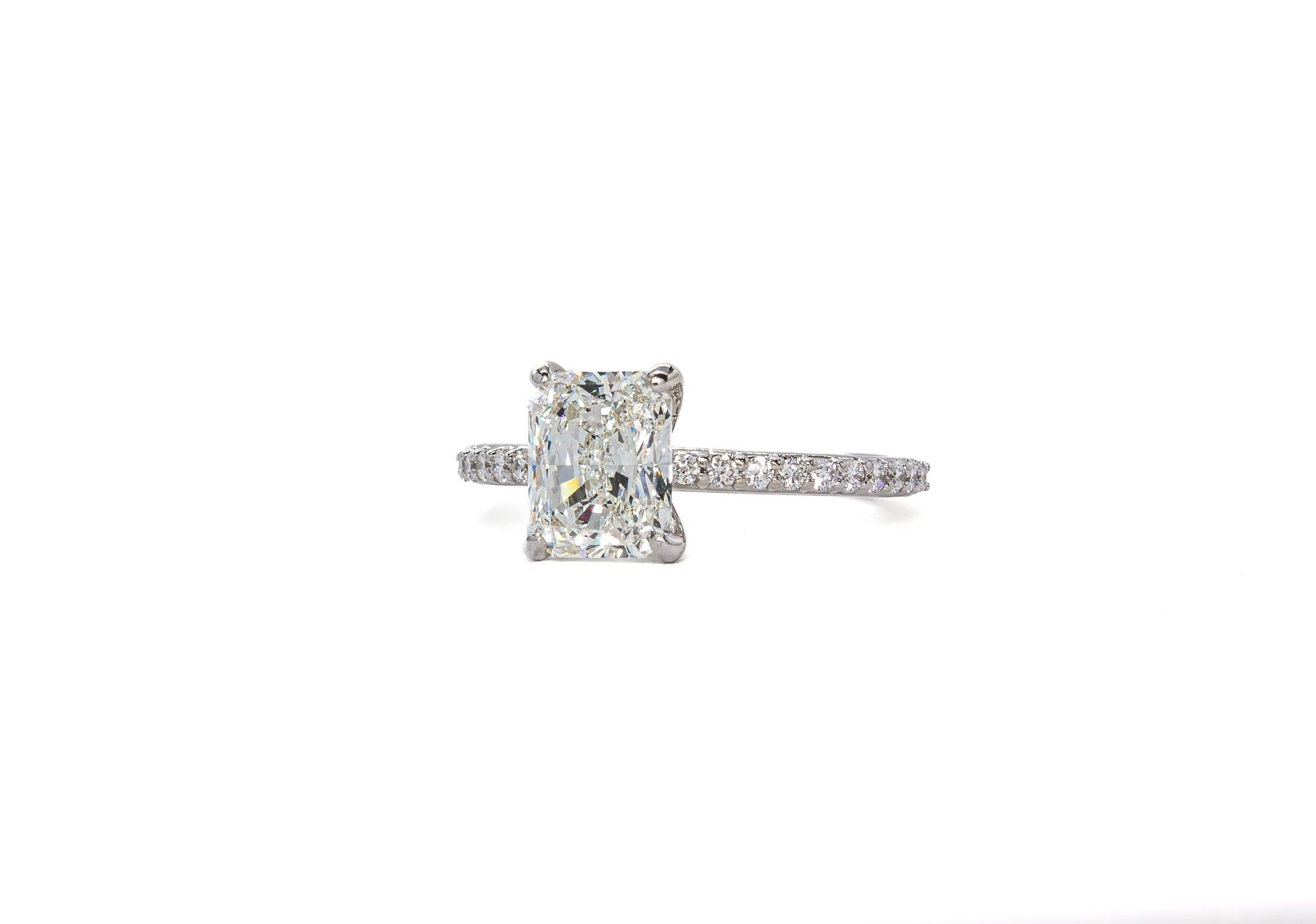 Dieser schillernde Ring aus 14-karätigem Weißgold bringt moderne Brillanz und klassische Eleganz perfekt in Einklang. Sein Herzstück ist ein Diamant im Strahlenschliff von 1,70 Karat, GIA-zertifiziert in der Farbe I und in der Reinheit VS2, der für