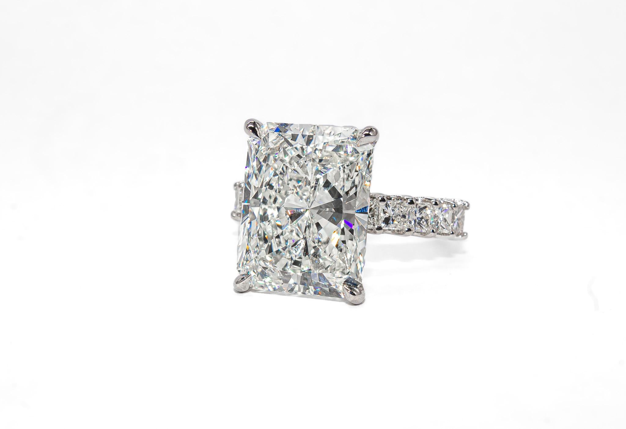 Contemporaneo J. Birnbach HRD Certified 9.06 Carat I SI1 Radiant Cut Diamond Engagement Ring in vendita