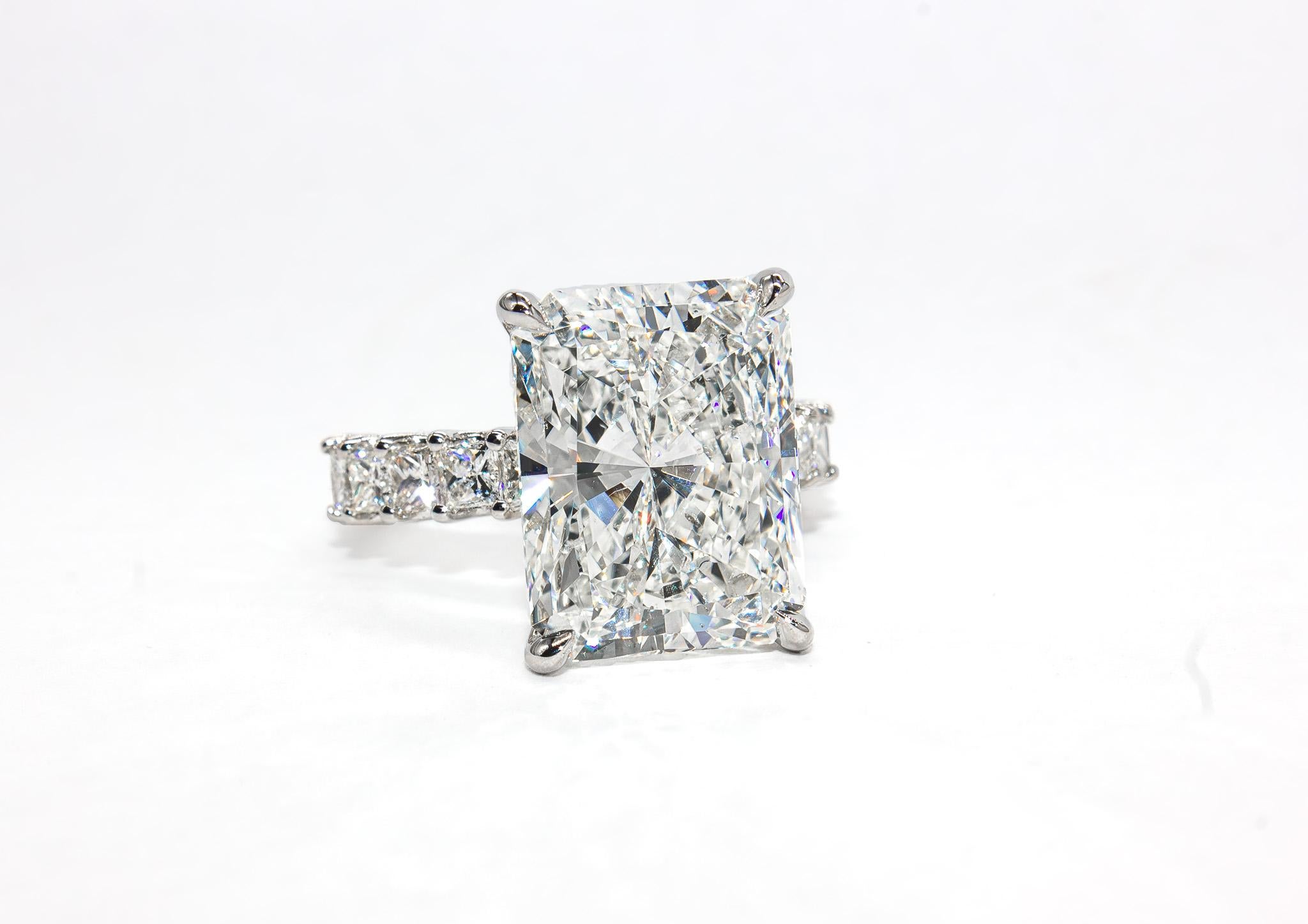 Taglio radiant J. Birnbach HRD Certified 9.06 Carat I SI1 Radiant Cut Diamond Engagement Ring in vendita
