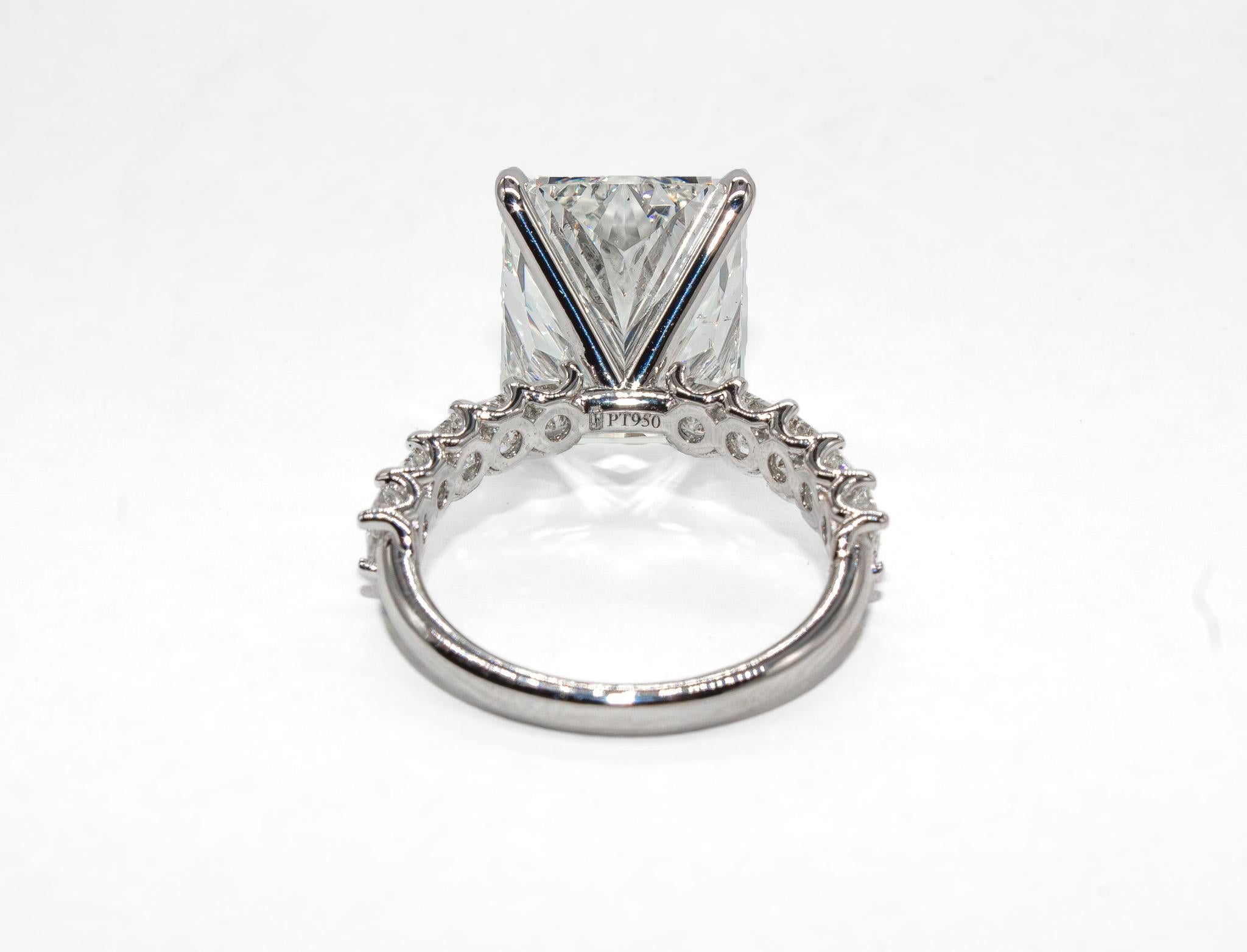 J. Birnbach HRD Certified 9.06 Carat I SI1 Radiant Cut Diamond Engagement Ring In condizioni Nuovo in vendita a New York, NY