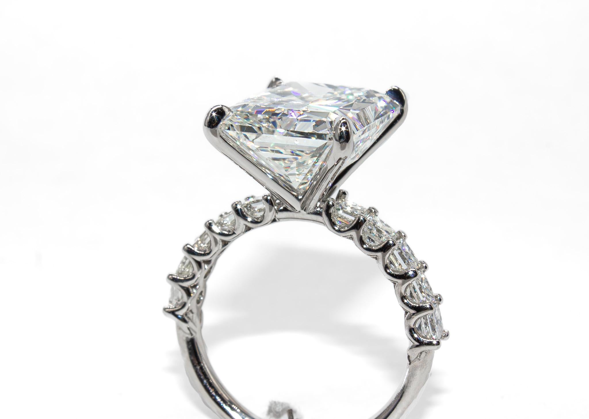 da uomo o donna J. Birnbach HRD Certified 9.06 Carat I SI1 Radiant Cut Diamond Engagement Ring in vendita