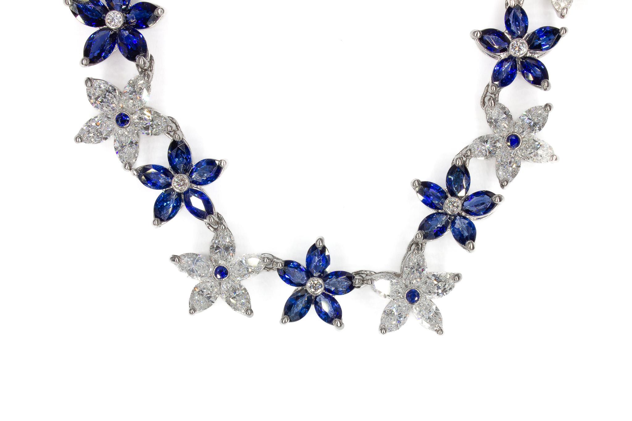 Questa collana mozzafiato in platino con motivo floreale è un vero e proprio capolavoro, che combina la brillantezza dei diamanti con il fascino ricco degli zaffiri. Disegnata con squisita maestria, la collana presenta un'abbagliante serie di
