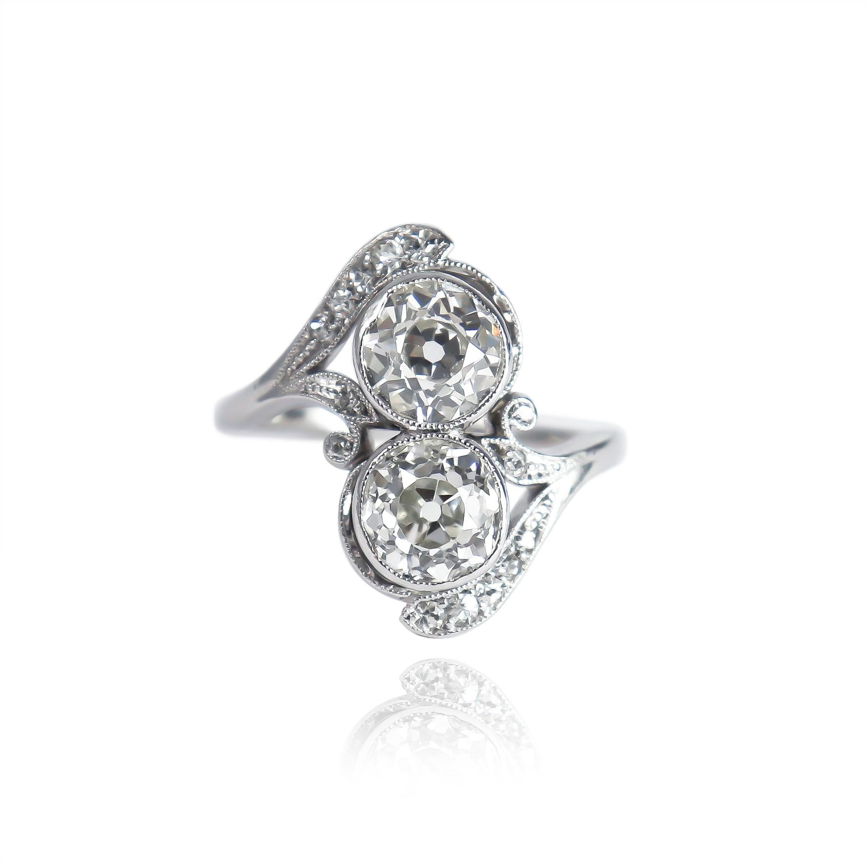 Dieser schöne und charmante Bypass-Ring verfügt über zwei Diamanten im alten europäischen Schliff von I/J Farbe und SI Reinheit = ca. 2::30 Karat Gesamtgewicht. Der handgefertigte Originalring aus Platin aus den 1930er Jahren ist exquisit erhalten
