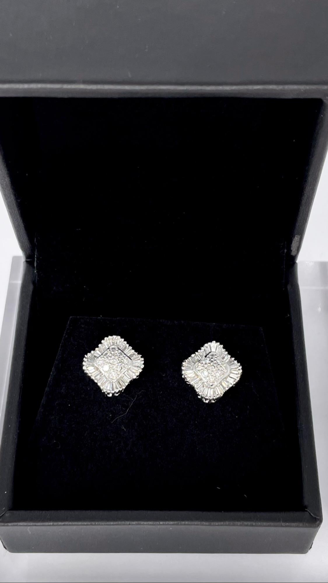 Taglio baguette J. Orecchini a forma di trifoglio con pavé e baguette di Birnbach in oro bianco in vendita