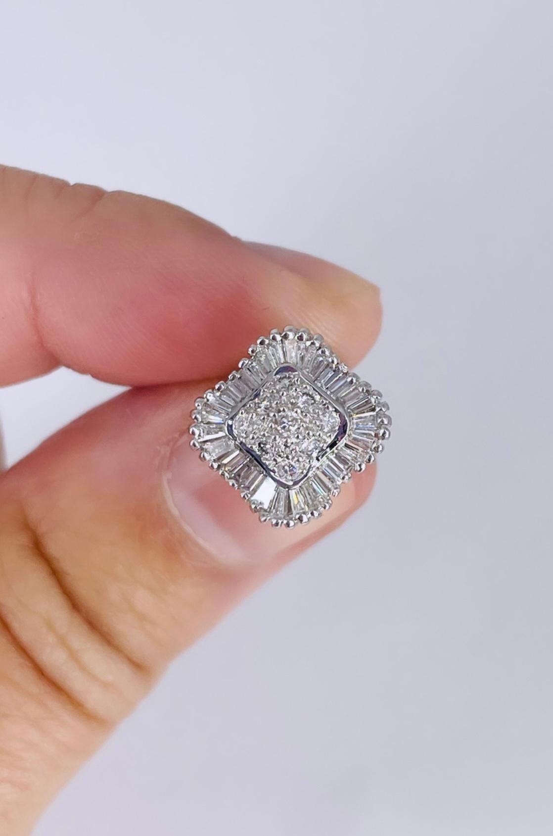 J. Orecchini a forma di trifoglio con pavé e baguette di Birnbach in oro bianco In condizioni Nuovo in vendita a New York, NY