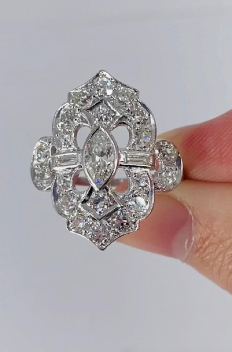 Dieser spektakuläre Art-Déco-Ring ist das perfekte Stück für einen Sammler oder jeden, der einen einzigartigen Statement-Ring liebt! Der Ring ist aus Platin gefertigt und zeichnet sich durch die filigranen Details und die Handwerkskunst des Art déco