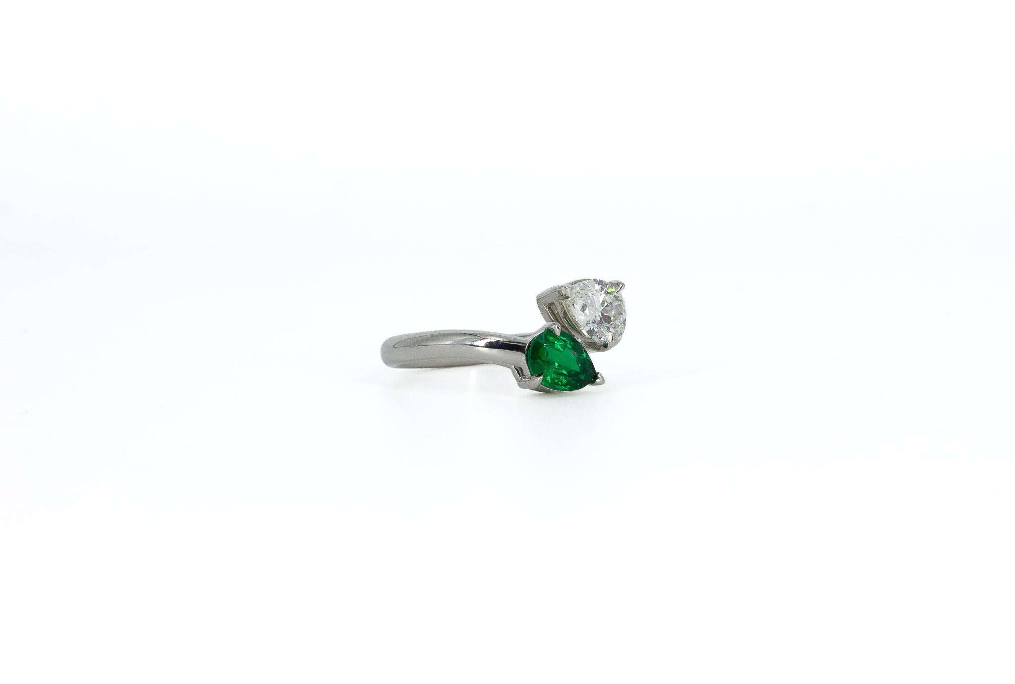 J. Birnbach Toi et Moi GIA Certified H VS1 Diamond and Emerald Ring In New Condition For Sale In New York, NY