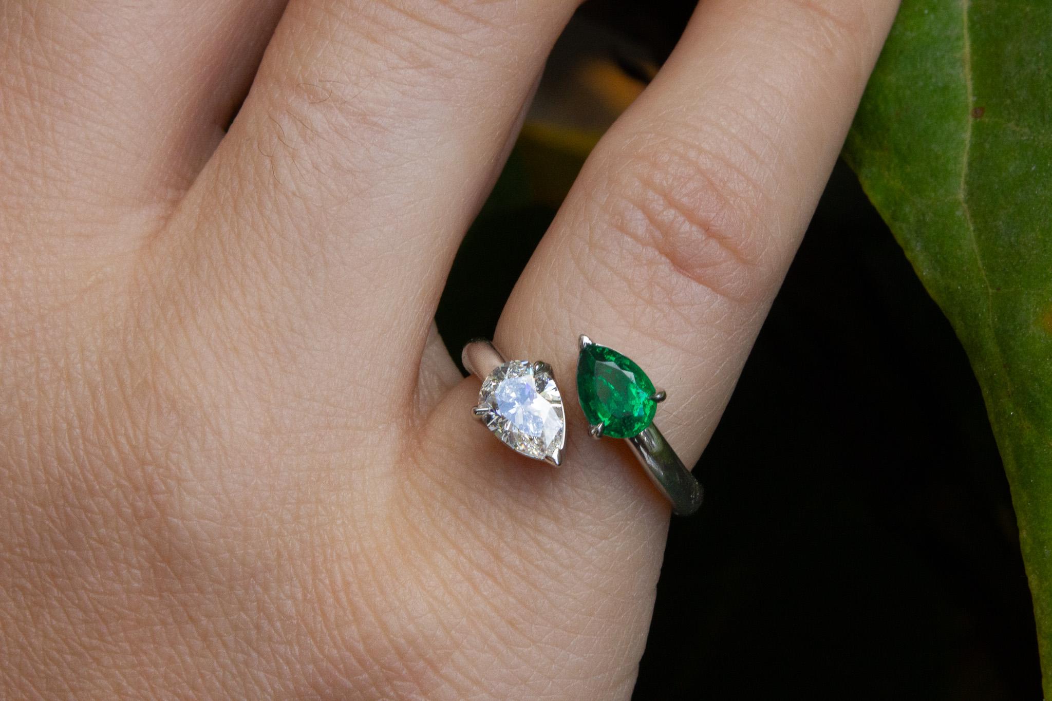 J. Birnbach Toi et Moi GIA Certified H VS1 Diamond and Emerald Ring For Sale 2