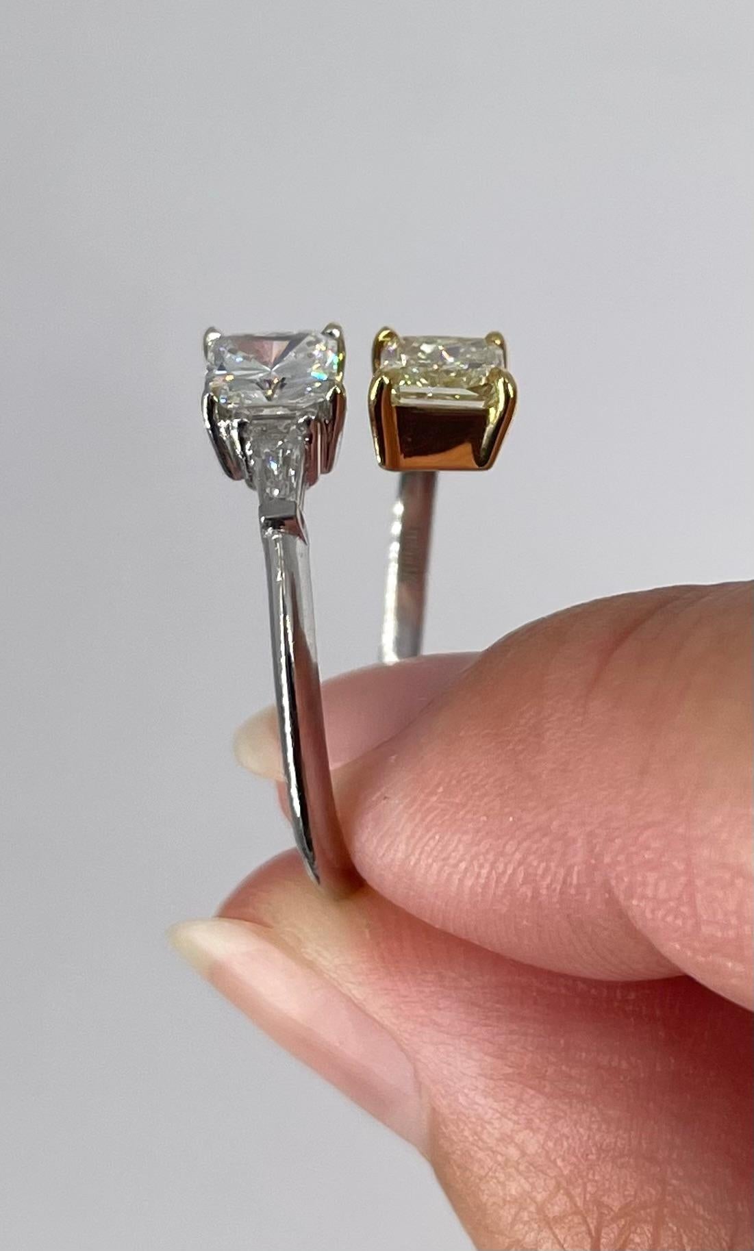 Gelber und weißer strahlender Diamantring von J. Birnbach Toi et Moi (Radiantschliff) im Angebot