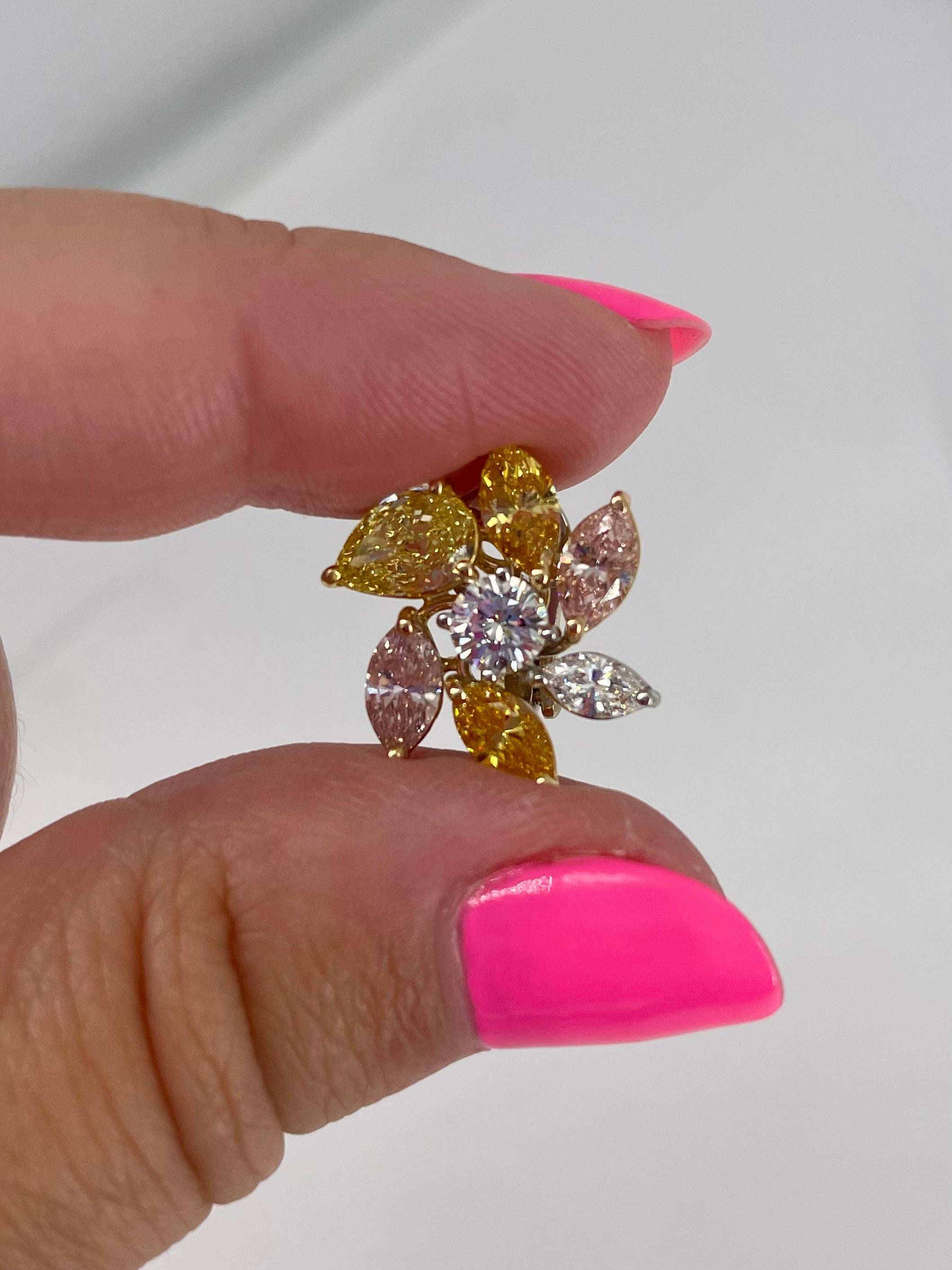 Taille ronde J. Birnbach Boucles d'oreilles en grappe de diamants de couleur fantaisie d'un poids total de 5,39 carats en vente