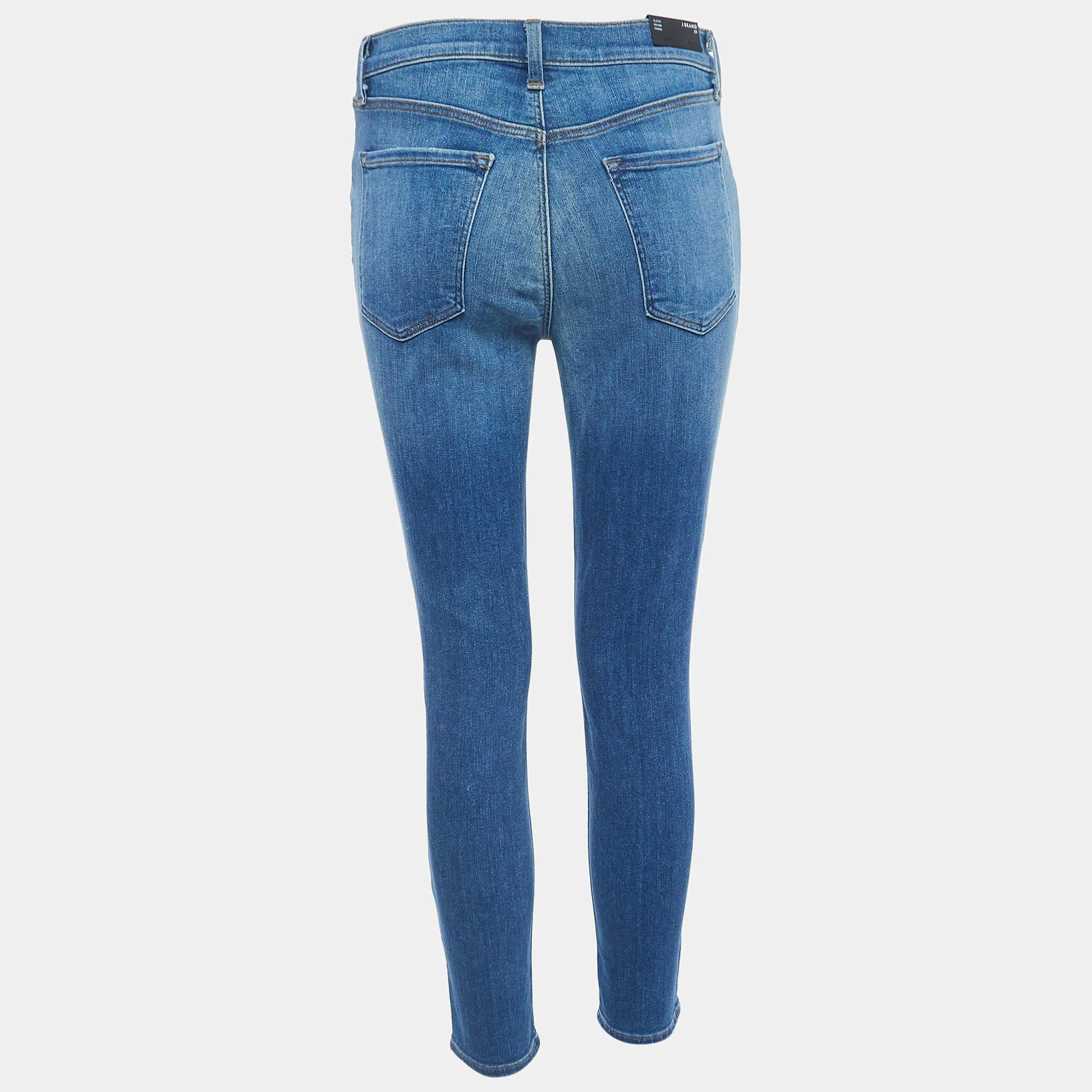 Fai un salto di stile con questi jeans firmati. Realizzate con precisione, offrono un mix perfetto di moda e comfort, rendendole un must-have per ogni guardaroba.