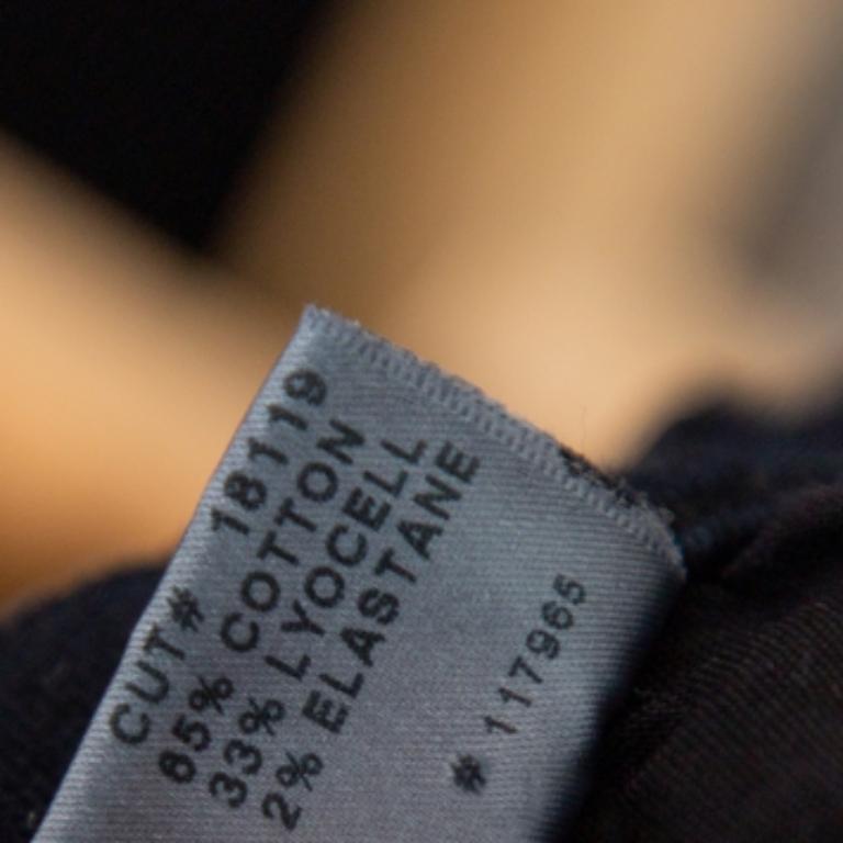 Expect comfortable fits, high quality, and effortless style from J Brand. This pair of J Brand jeans for women ensures a casual style that is full of ease. Made using a cotton blend, the pair has a super skinny fit, front button-zip closure, and a