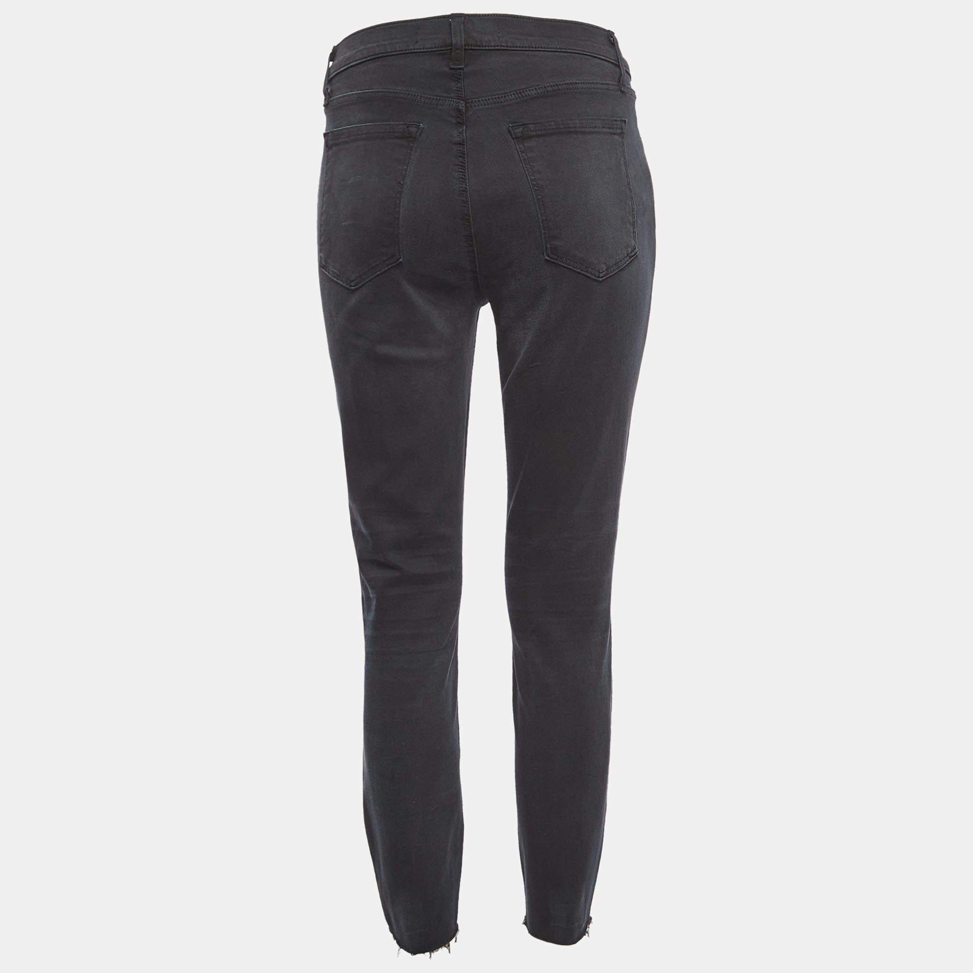 Il tuo guardaroba non sarà mai completo senza un paio di jeans come questo. Realizzato con i migliori materiali, questo paio presenta dettagli classici, una chiusura facile e tasche. Abbinalo alle tue t-shirt casual.