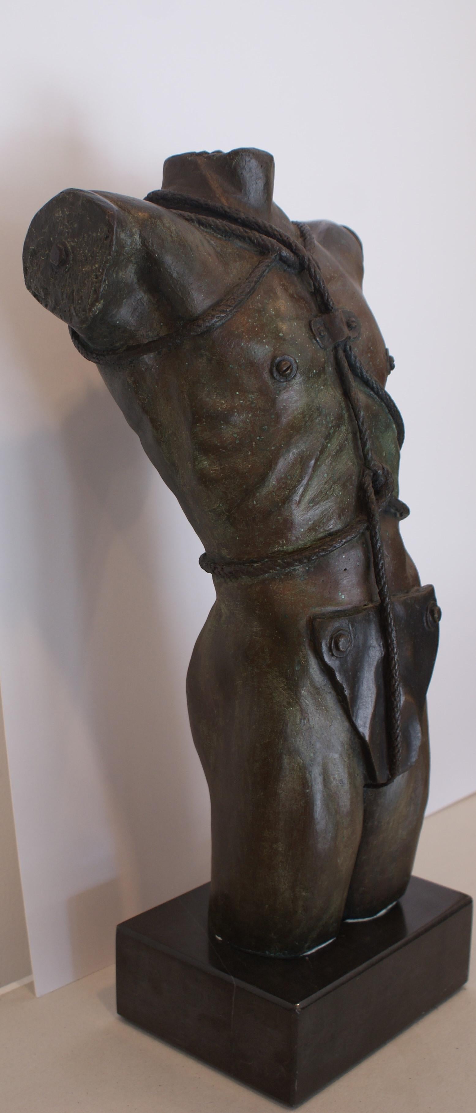 J. Casamayor. Torso de hombre con base de mármol.. escultura original de bronce 7/7
José Casamayor se inició, a los ocho años, en las disciplinas del dibujo y la pintura, cuando asistió a las clases que impartía el acuarelista granadino Juan de Dios