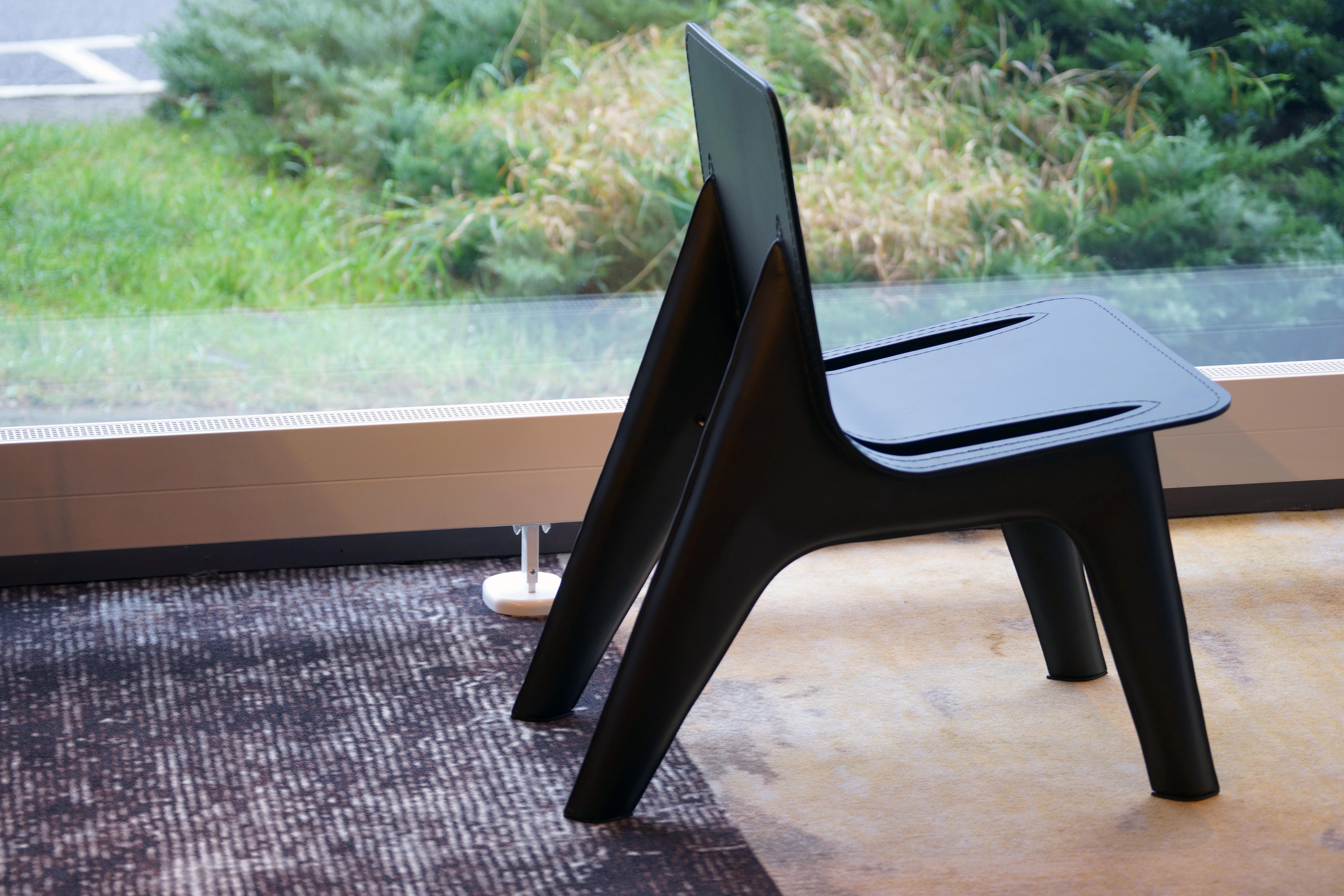 Polonais Chaise J-Chair de salle à manger en acier au carbone et cuir de couleur gris graphite poli en vente
