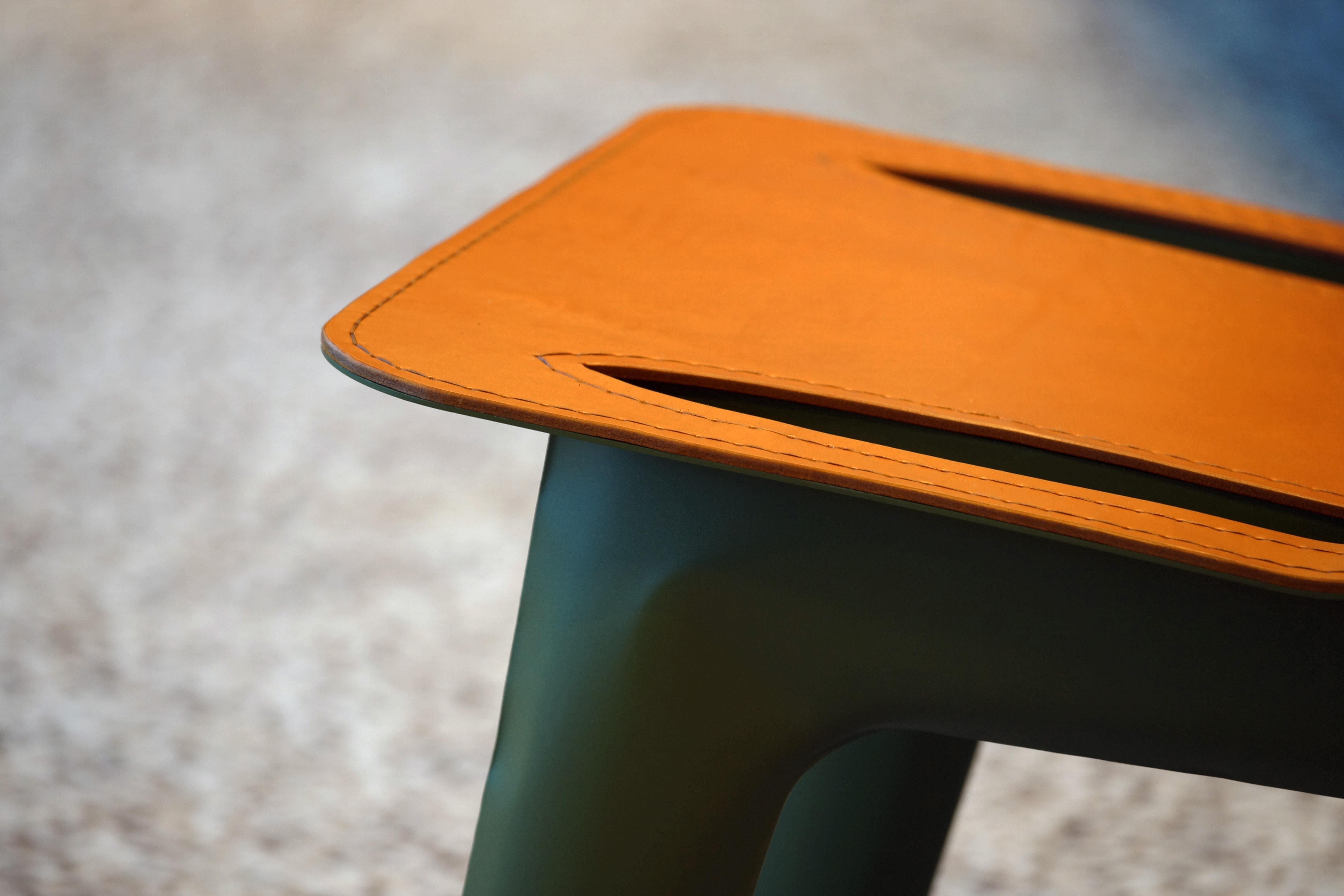 J-Chair est un autre manifeste de FiDU avec un caractère visuel fort et emblématique avec une construction légère et durable.J-Chair a été créé à la demande spéciale du Musée Jerke situé à Recklinghausen Win Allemagne. Il s'agit du seul musée d'art